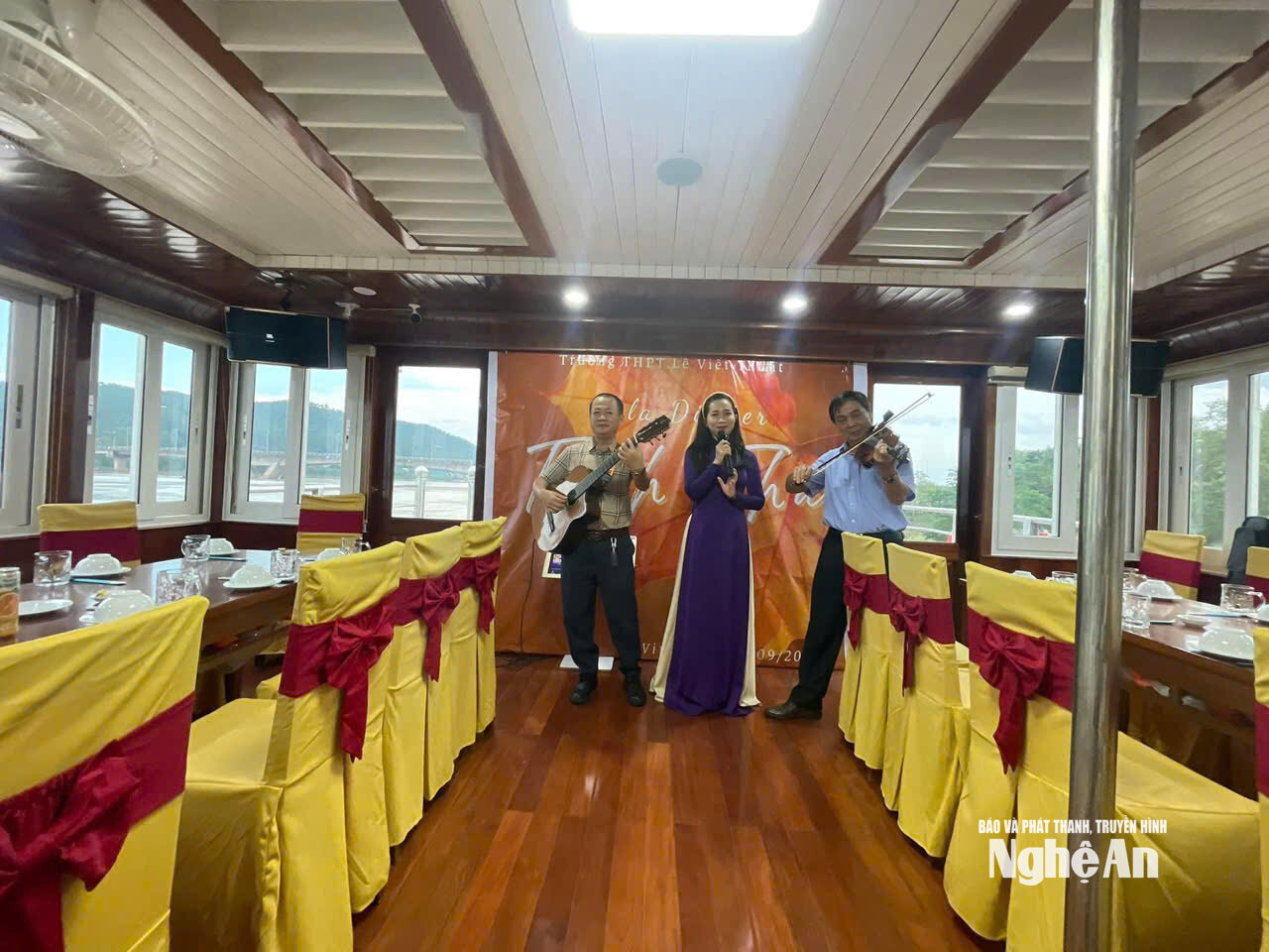 nghệ sỹ biểu diễn trên tàu Lam Thuỷ