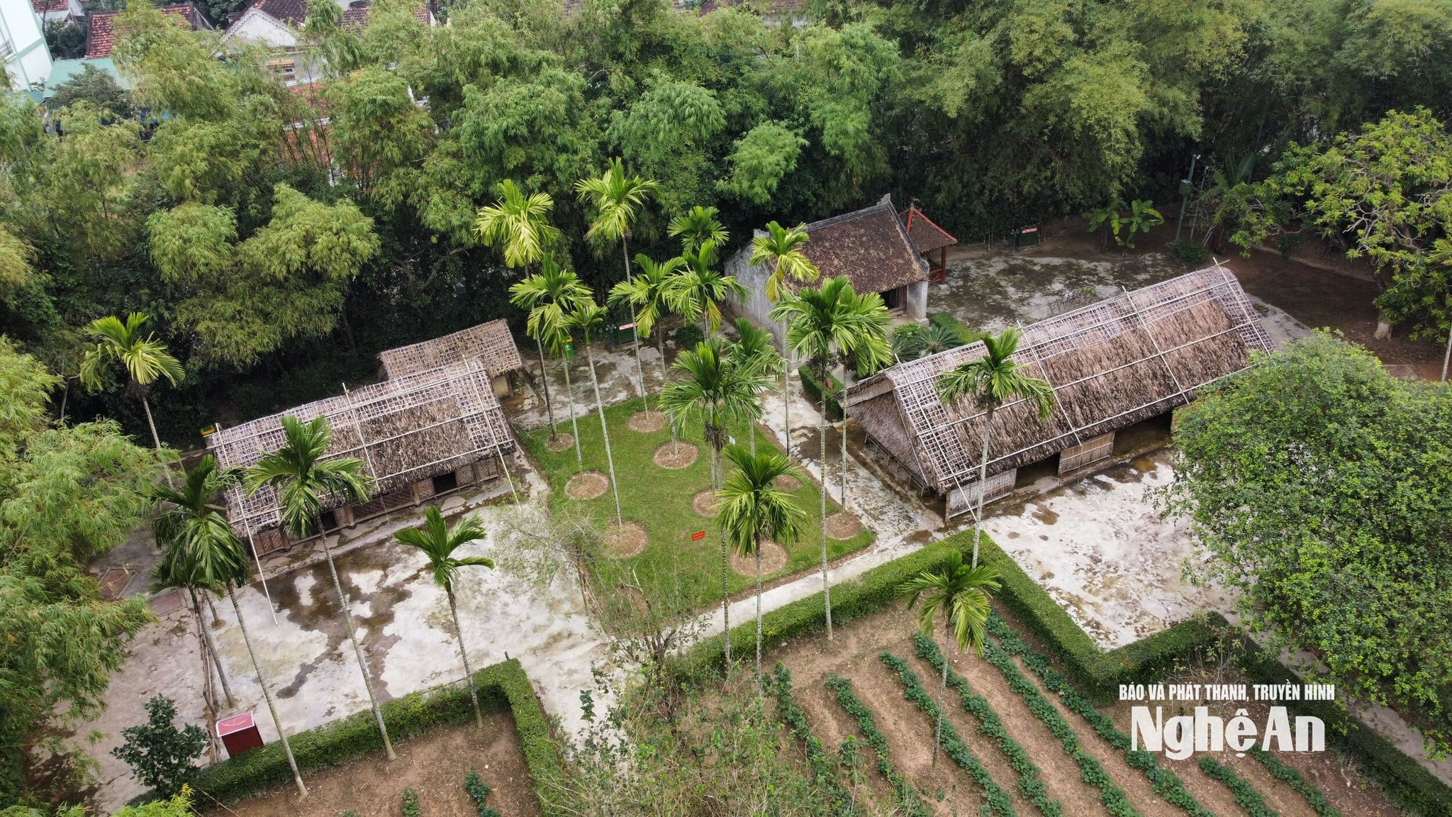 Ngôi nhà của cụ Hoàng Đường (phải) và nhà của Phó Bảng Nguyễn Sinh Sắc - nơi Bác Hồ cất tiếng khóc chào đời