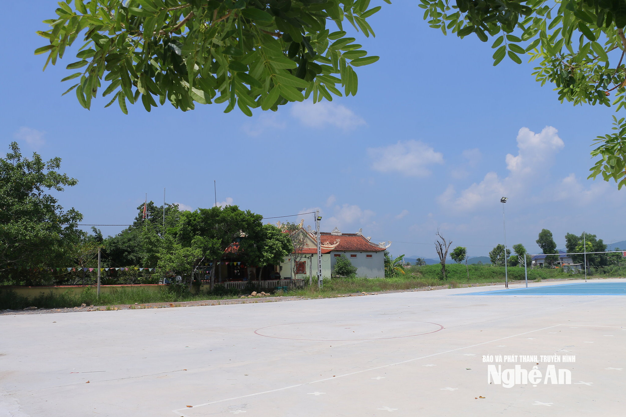 Các thiết chế văn hóa mới được đầu tư tại đền Canh xã Bình Minh. Ảnh - Mỹ Hà
