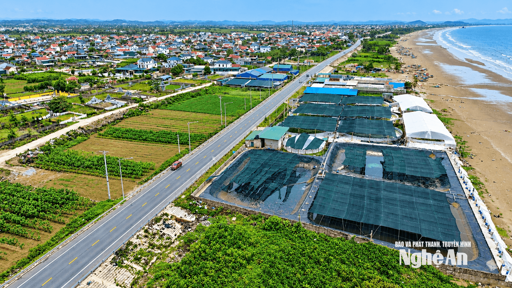 Mô hình nuôi tôm công nghệ cao trên địa bàn xã ven biển Hải Châu. Ảnh: X.H
