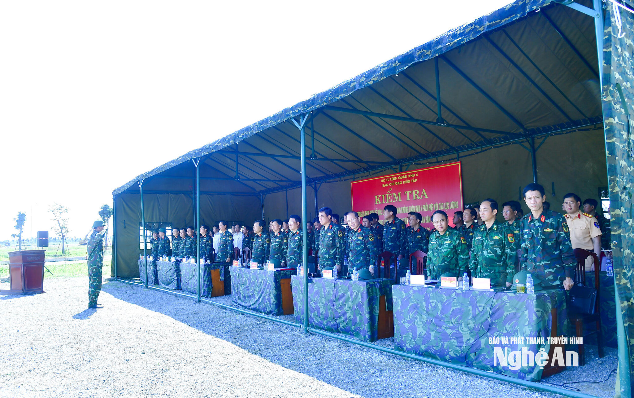Trung tướng Hà Thọ Bình, Tư lệnh Quân khu 4 cùng đoàn đã đến kiểm tra và nghe báo cáo phương án thực binh triển khai