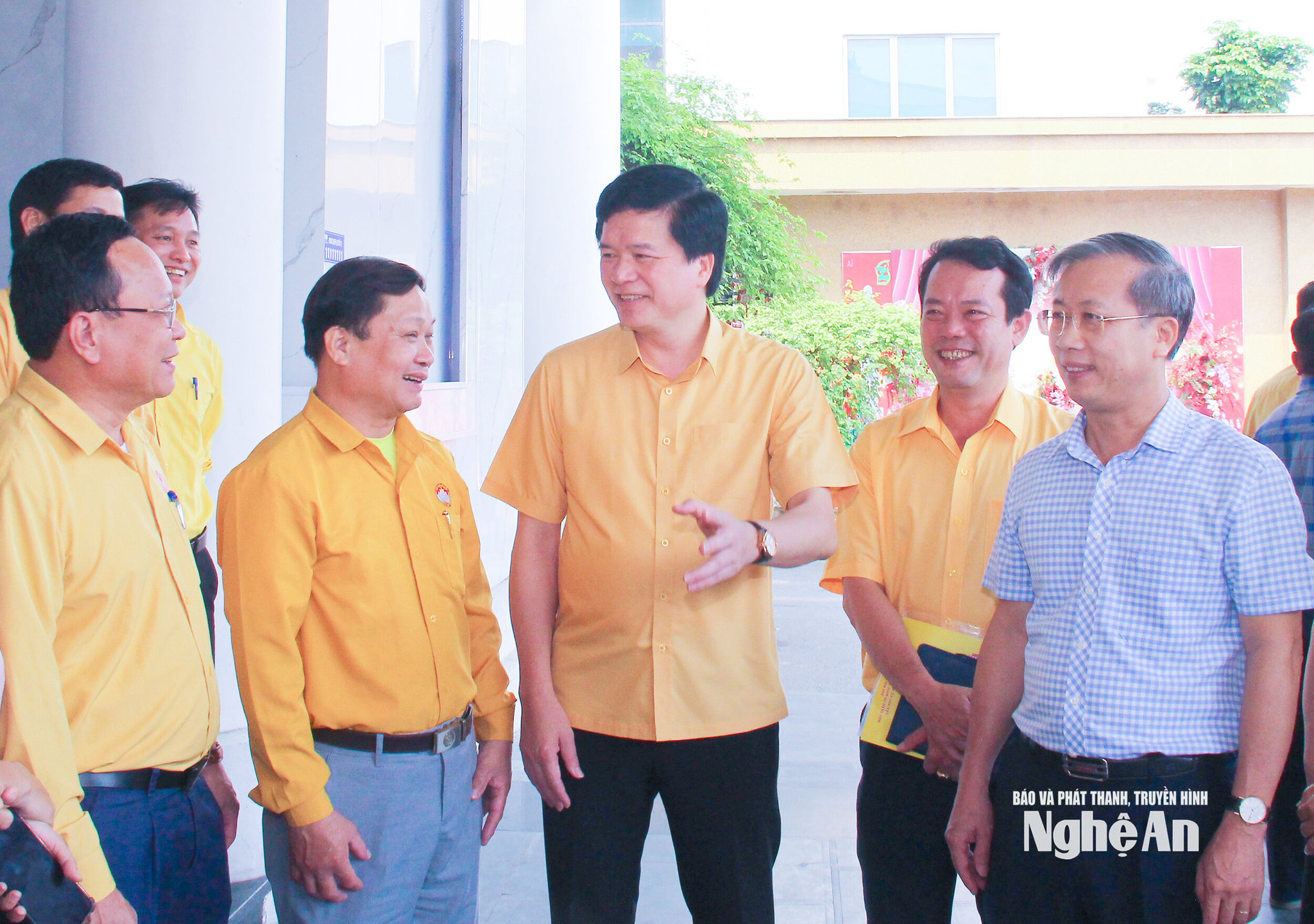 bna_-1dong-chi-nguyen-dinh-hung-trao-doi-voi-can-bo-mat-tran-co-so-ve-nang-cao-vai-tro-hieu-qua-giam-sat-phan-bien.-anh-mai-hoa-08ce0b9f0cf5f581e3f7bf879a380e62.jpg