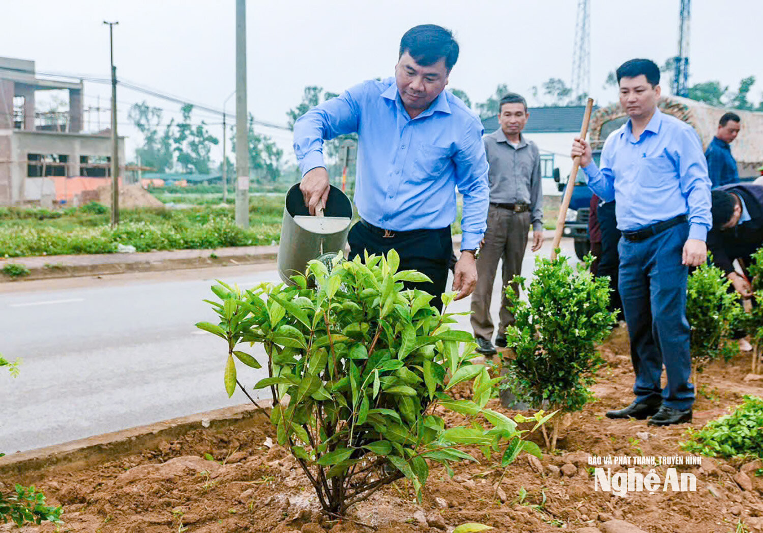  Cán bộ xã Vân Tụ tham gia trồng cây xanh, tạo cảnh quan môi trường nông thôn xanh. Ảnh Mai Hoa