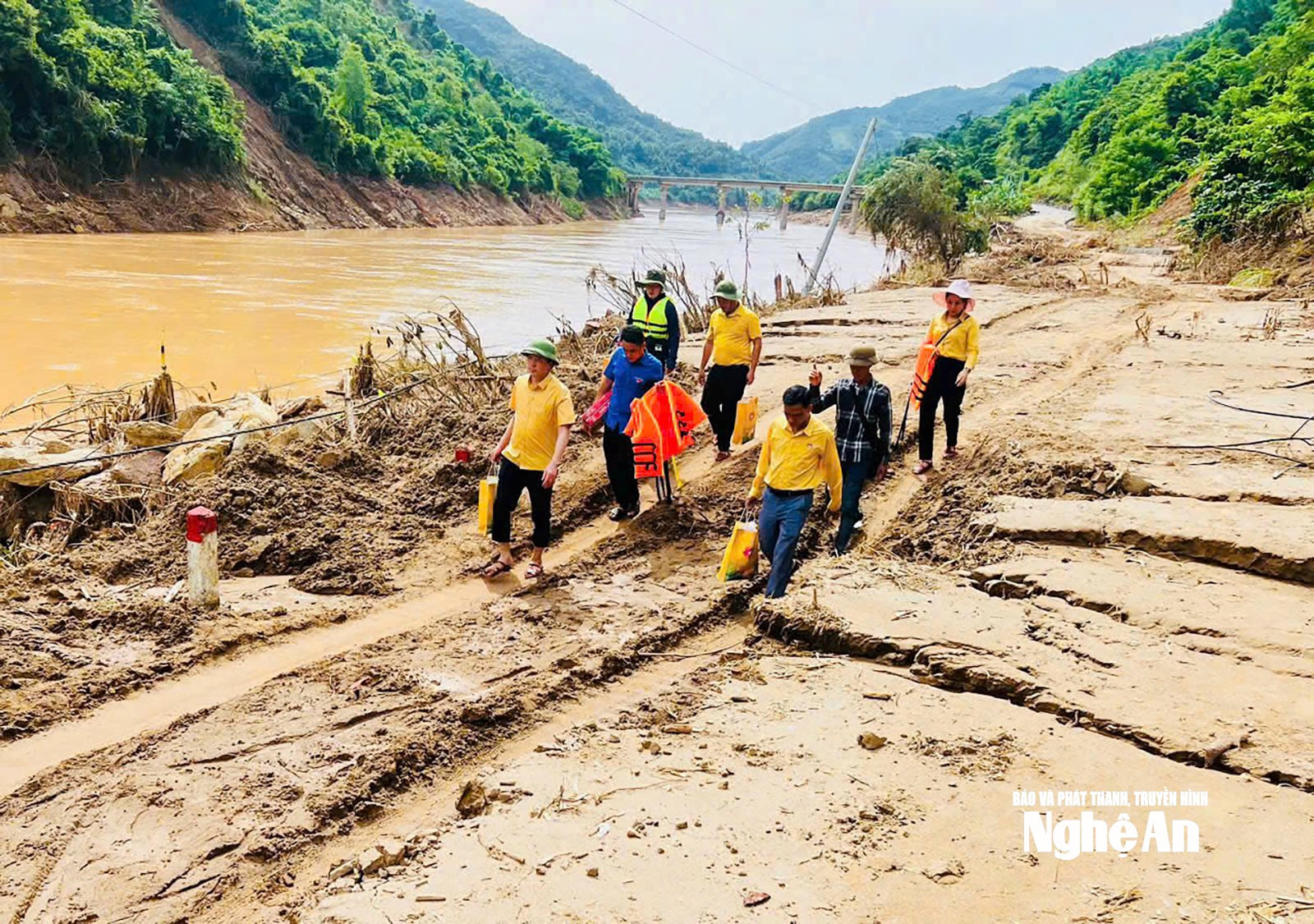 bna_uy-ban-mttq-tinh-nghe-an-to-chuc-doan-cong-tac-truc-tiep-den-cac-dia-ban-bi-anh-huong-de-khao-sat-thiet-ha-2-.jpg