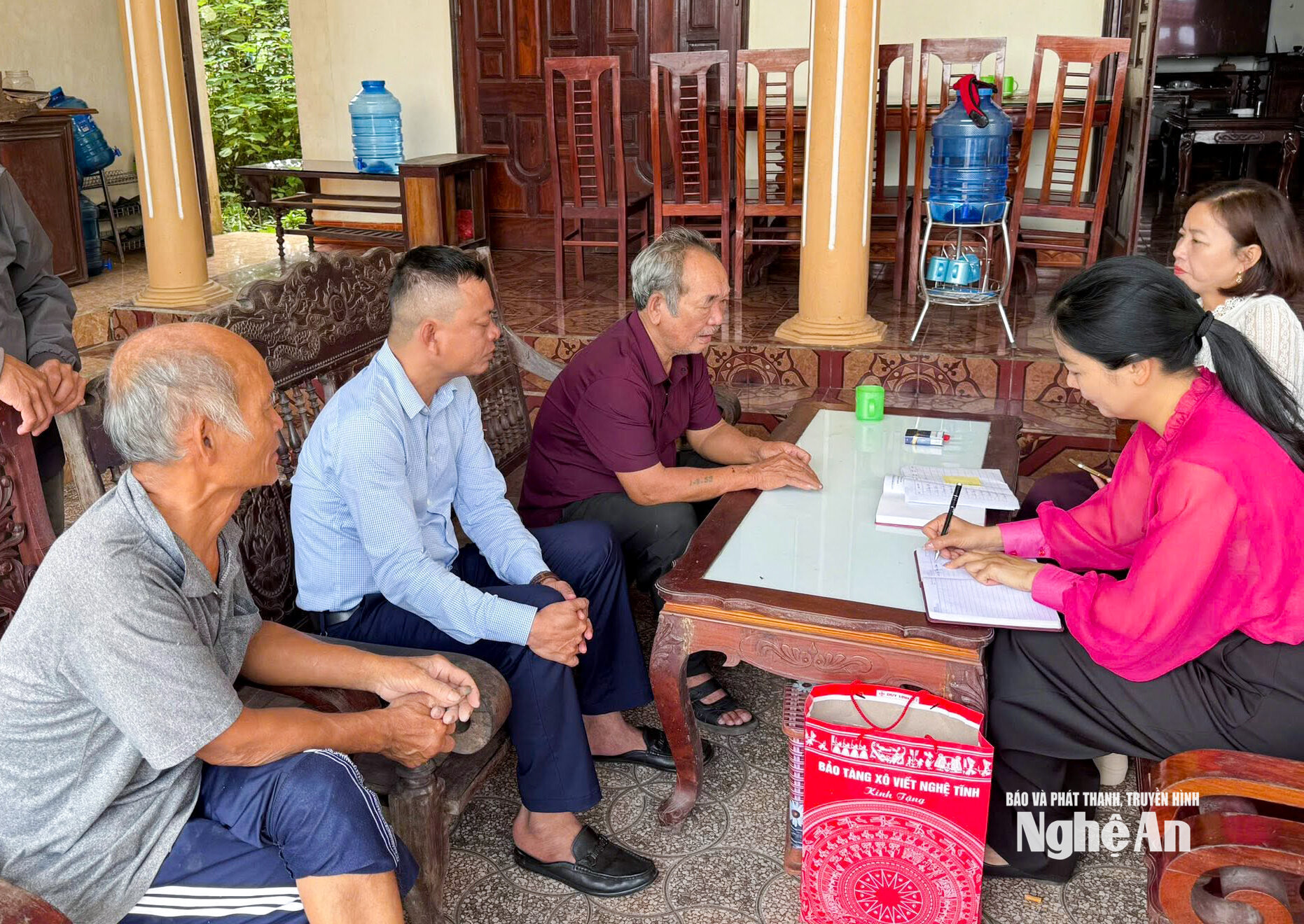 Cán bộ bảo tàng Nghệ An - Xô viết Nghệ Tĩnh sưu tầm tư liệu liên quan đến phong trào Xô viết Nghệ Tĩnh. Ảnh MQ