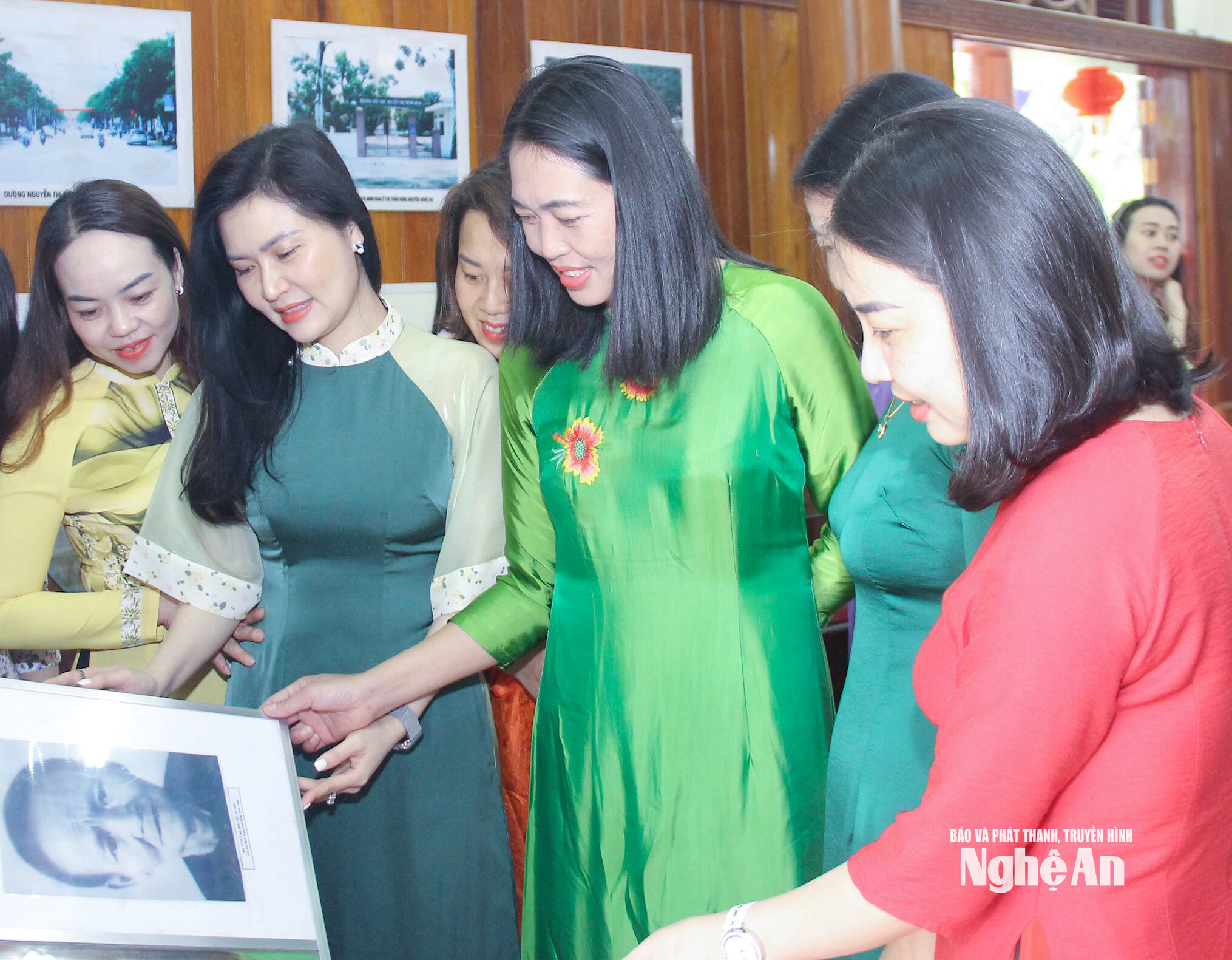 Cán bộ, nhân viên Bảo tàng Nghệ An - Xô Viết Nghệ Tỉnh tìm hiểu các bức ảnh lưu niệm được trưng bày Nhà tưởng niệm đồng chí Nguyễn Thị Minh Khai. Ảnh Mai Hoa