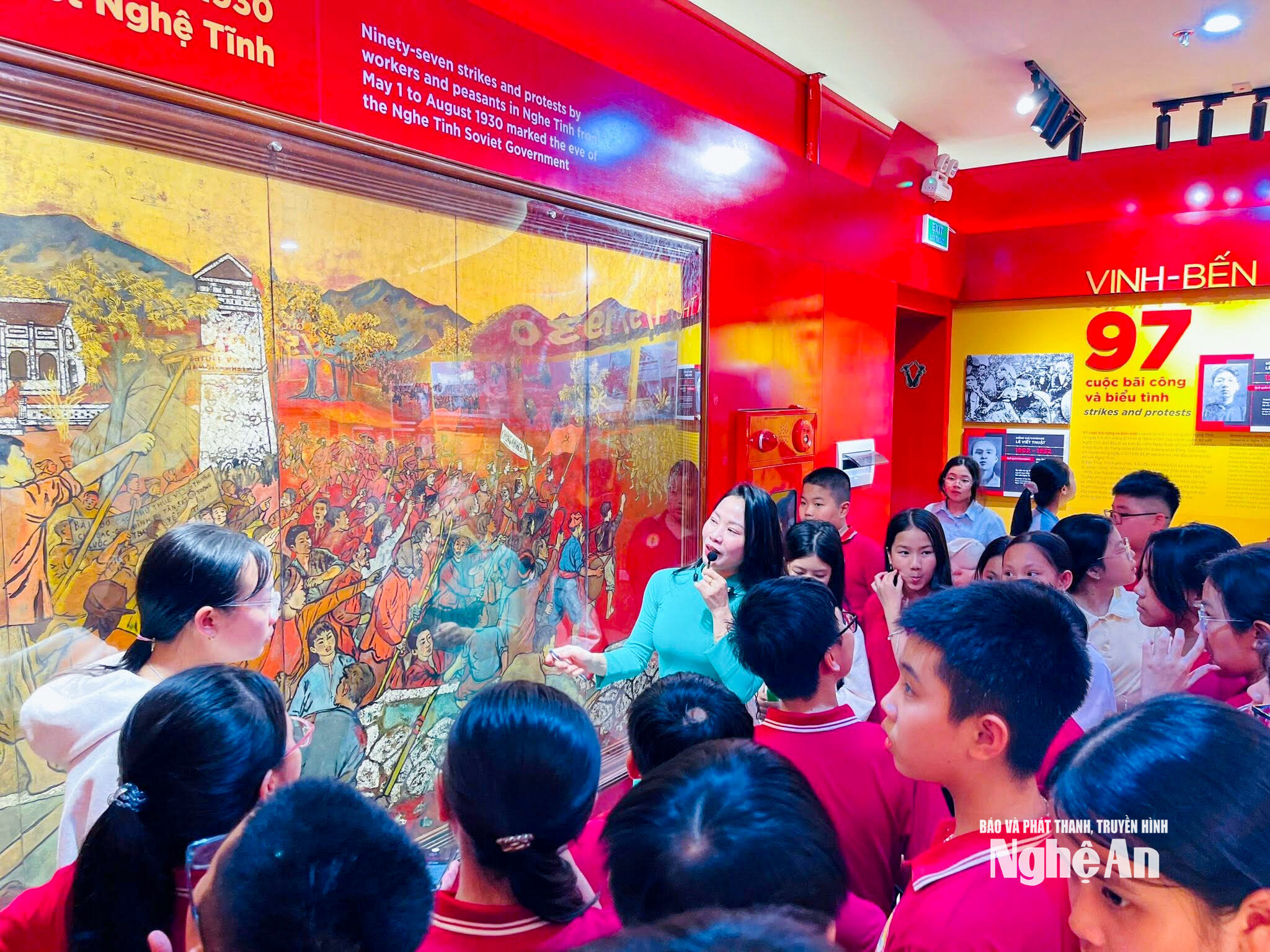 Học sinh tham quan phòng trưng bày Xô viết Nghệ Tĩnh tại Bảo tàng Nghệ An - Xô viết Nghệ Tĩnh. Ảnh MQ