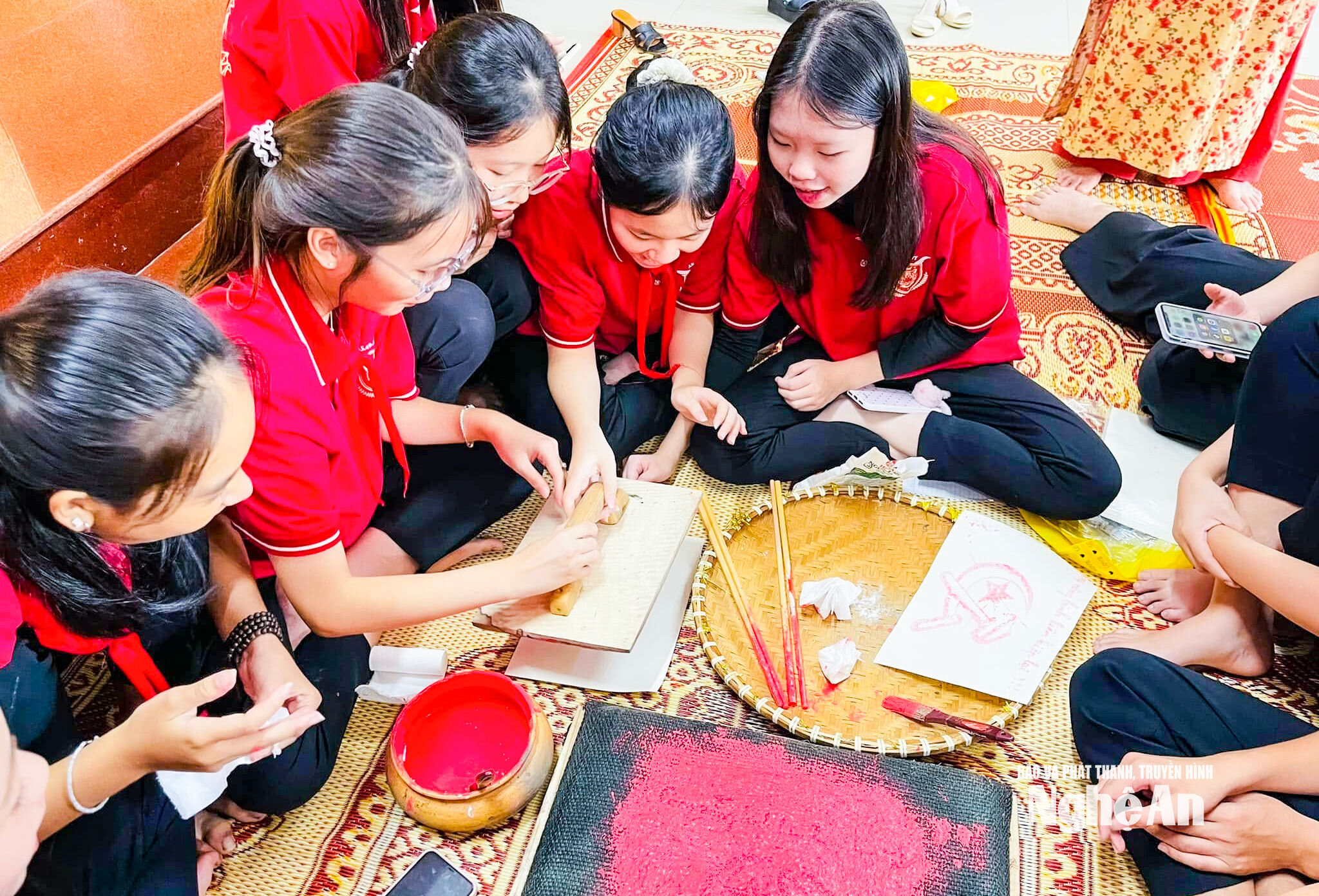 Học sinh trải nghiệm in ấn truyền đơn tại Bảo tàng Nghệ An - Xô Viết Nghệ Tĩnh