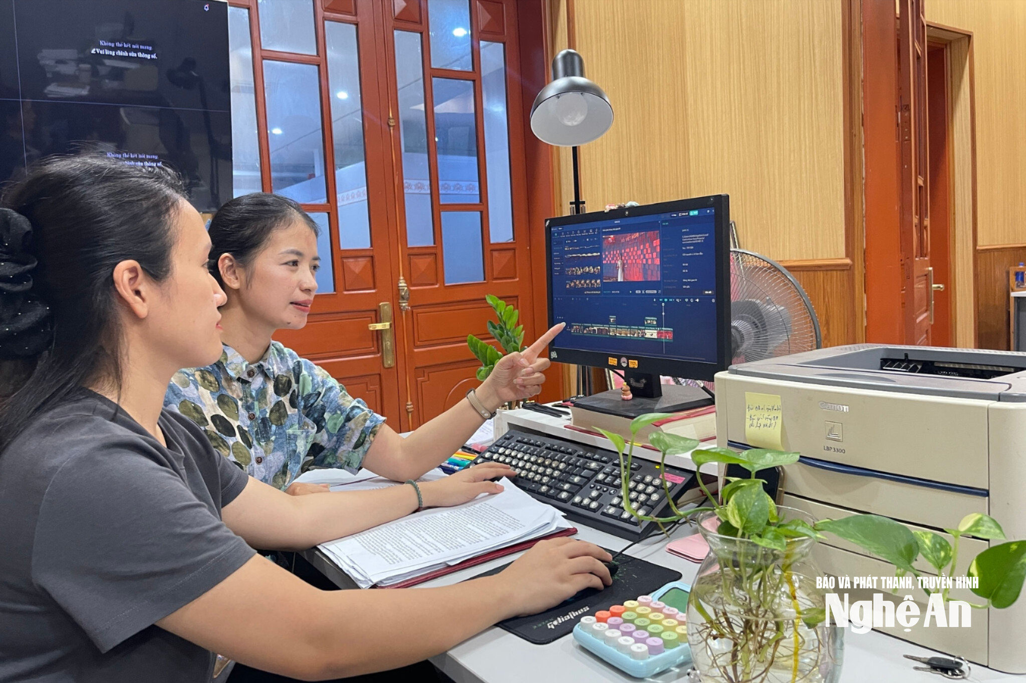 Tổ truyền thông Bảo tàng Nghệ An - Xô viết Nghệ Tĩnh xây dựng sản phẩm truyền thông trên các nền tảng số. Ảnh Minh Quân