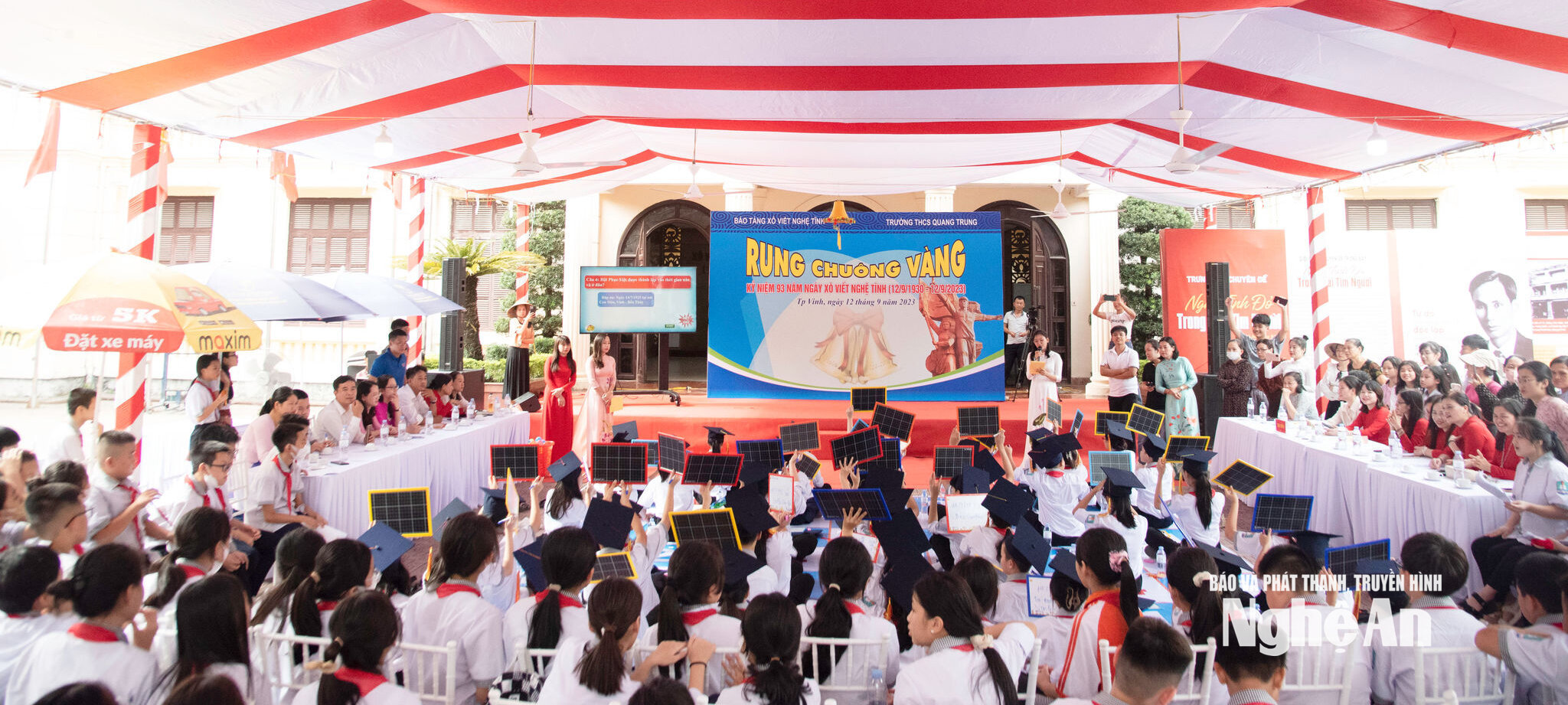 Toàn cảnh Cuộc thi 'Rung chuông vàng' tìm hiểu về phong trào Xô viết Nghệ Tĩnh do Bảo tàng Xô viết Nghệ Tĩnh phối hợp với Trường THCS Quang Trung (thành phố Vinh) tổ chức. Ảnh Minh Quân