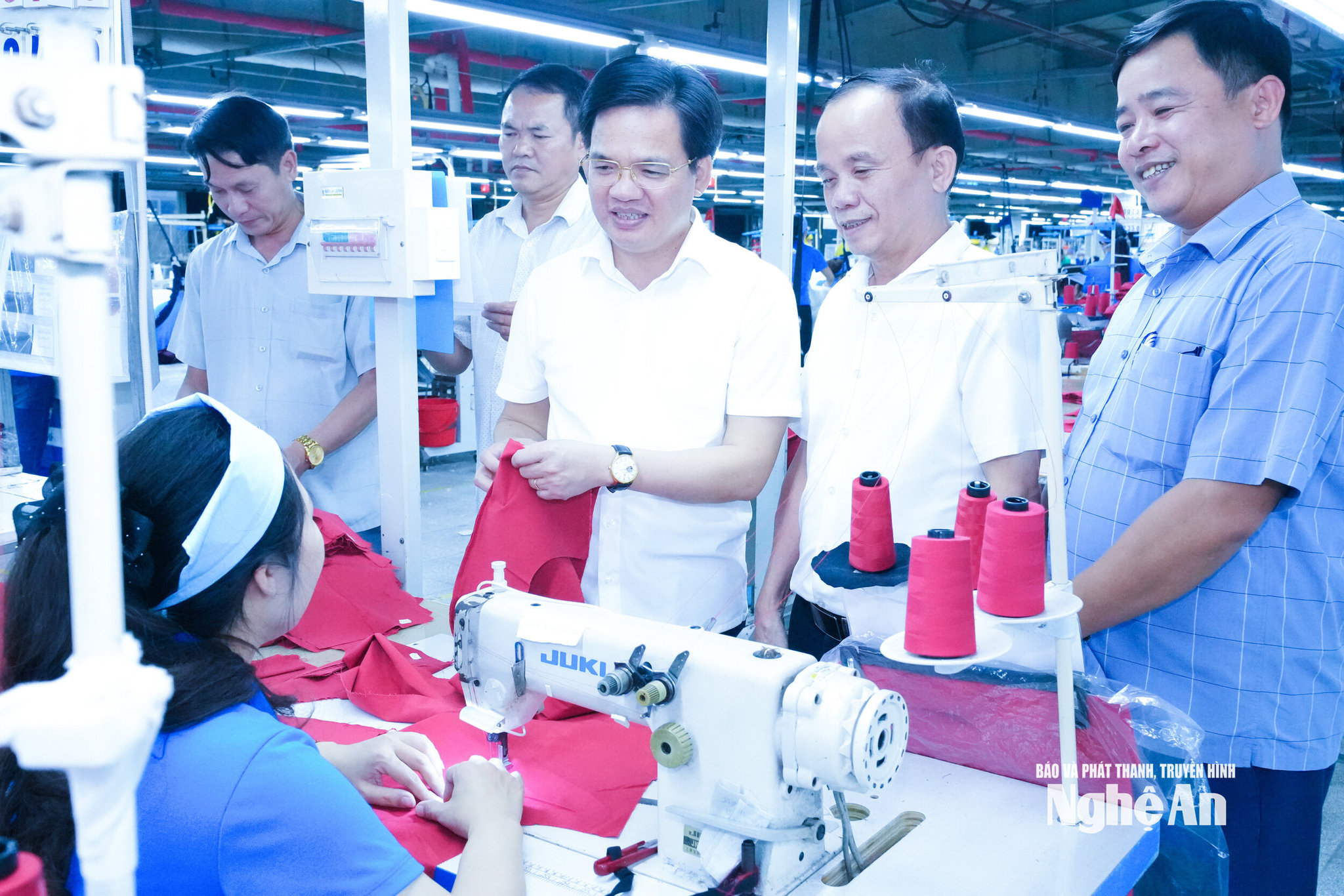 Lãnh đạo Đảng uỷ xã Đức Châu và Chi uỷ Công ty TNHH Wooin Vina khảo sát, nắm bắt tư tưởng và nguyện vọng vào Đảng của người lao động. Ảnh: Mai Hoa