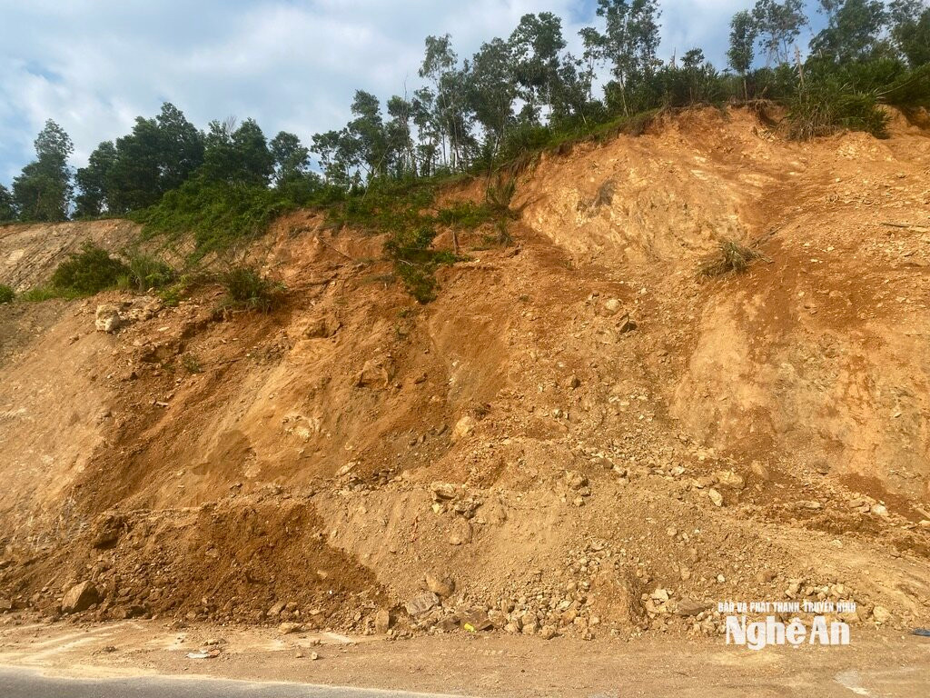 Khu vực sạt lở núi cần được cắm biển cảnh báo. Ảnh: Văn Trường
