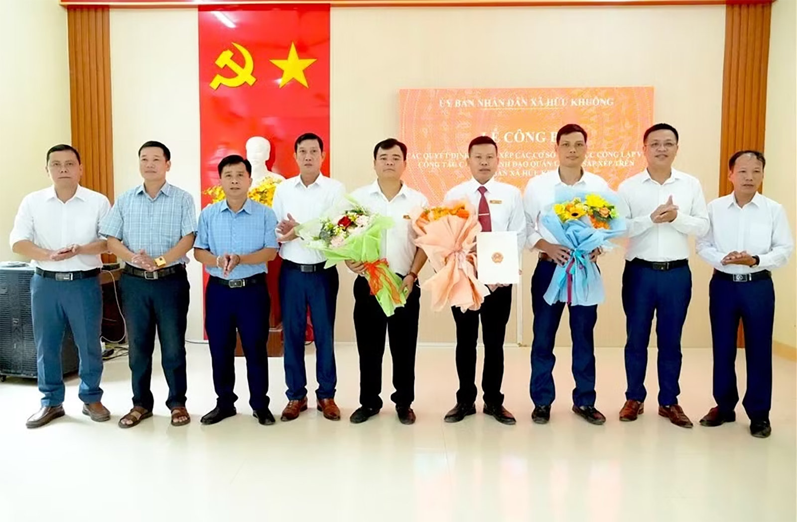 Xã Hữu Khuông công bố Quyết định thành lập Trường Phổ thông dân tộc bán trú Tiểu học và THCS Hữu Khuông và công tác cán bộ lãnh đạo, quản lý sau sắp xếp. Ảnh: Cổng thông tin xã Hữu Khuông