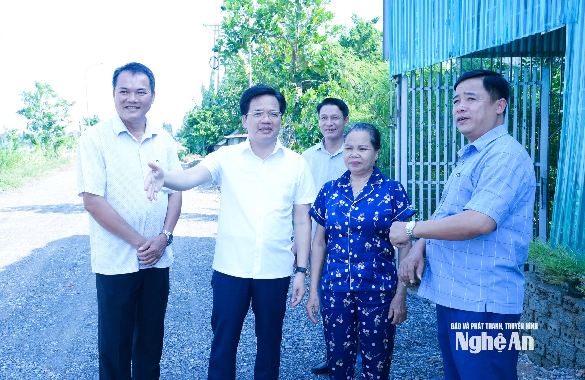 Cán bộ xã Đức Châu vận động người dân hiến đất mở rộng đường giao thông. Ảnh- Mai Hoa