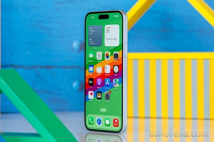 Thiết kế mặt sau và cổng sạc Type-C của iPhone 15 Plus