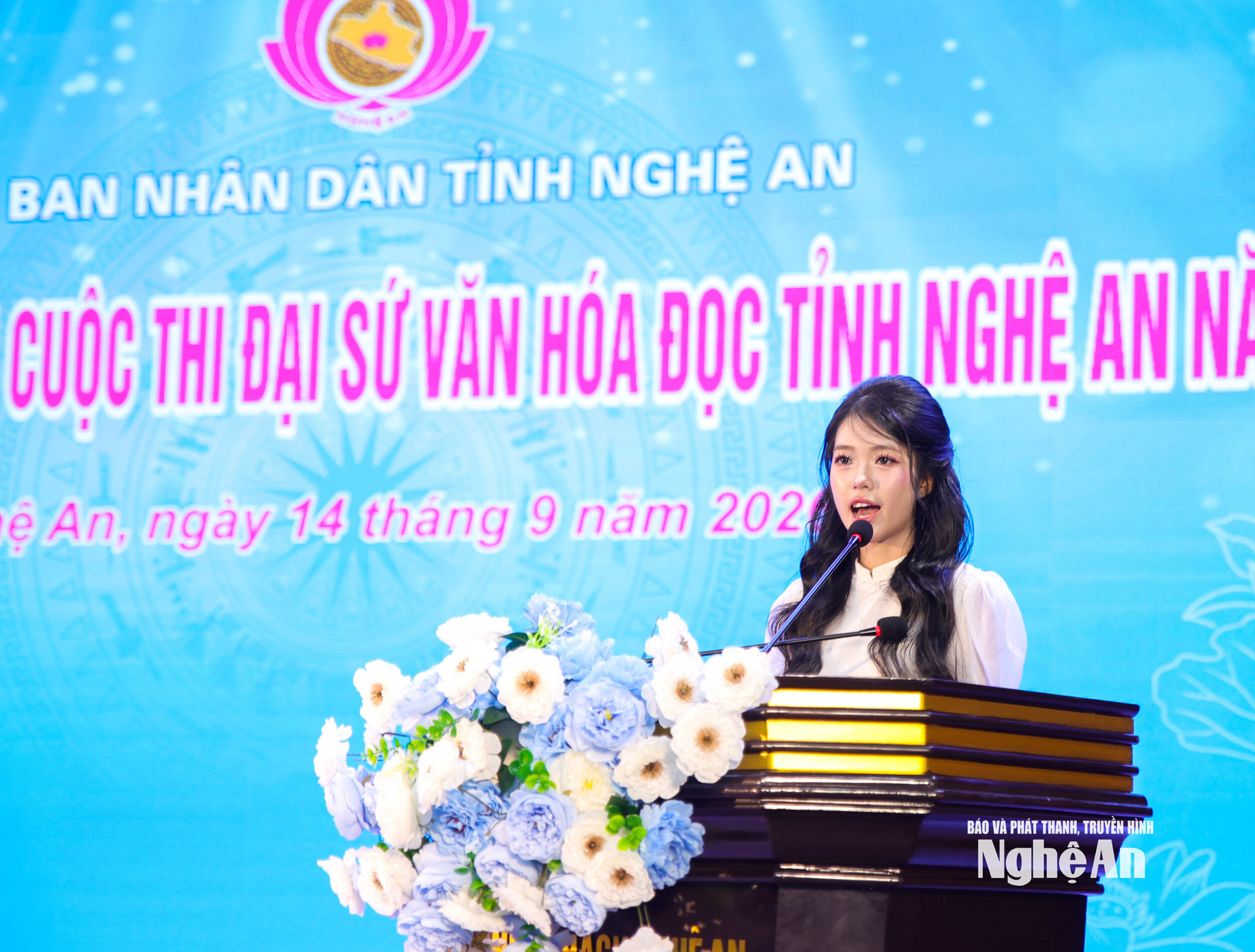 Em Thái Bình Thảo Nguyên - Học sinh Trường THPT Hà Huy Tập đại diện cho các học sinh tham gia cuộc thi phát biểu tại lễ tổng kết. Ảnh: Minh Quân