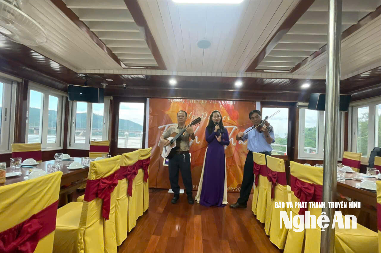 Các nghệ sĩ biểu diễn trên du thuyền. Ảnh: Vương Bằng