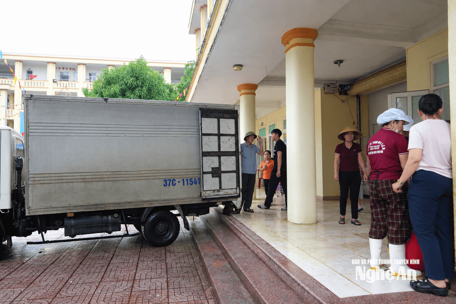 Xe ô tô vận chuyển thức ăn đến trường Tiểu học Hà Huy Tập. Ảnh - MH