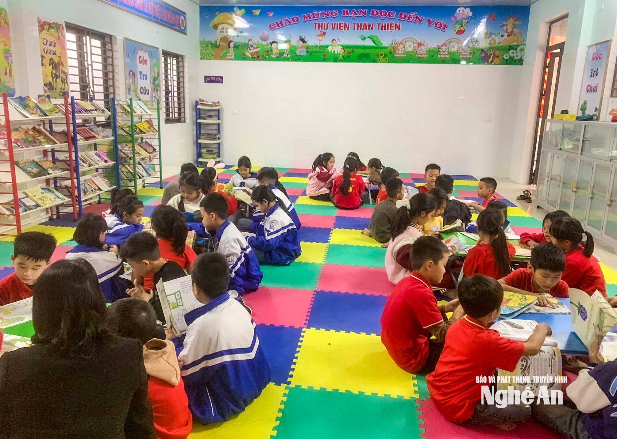 Học sinh đọc sách tại Thư viên Trường Tiểu học Diễn Phúc