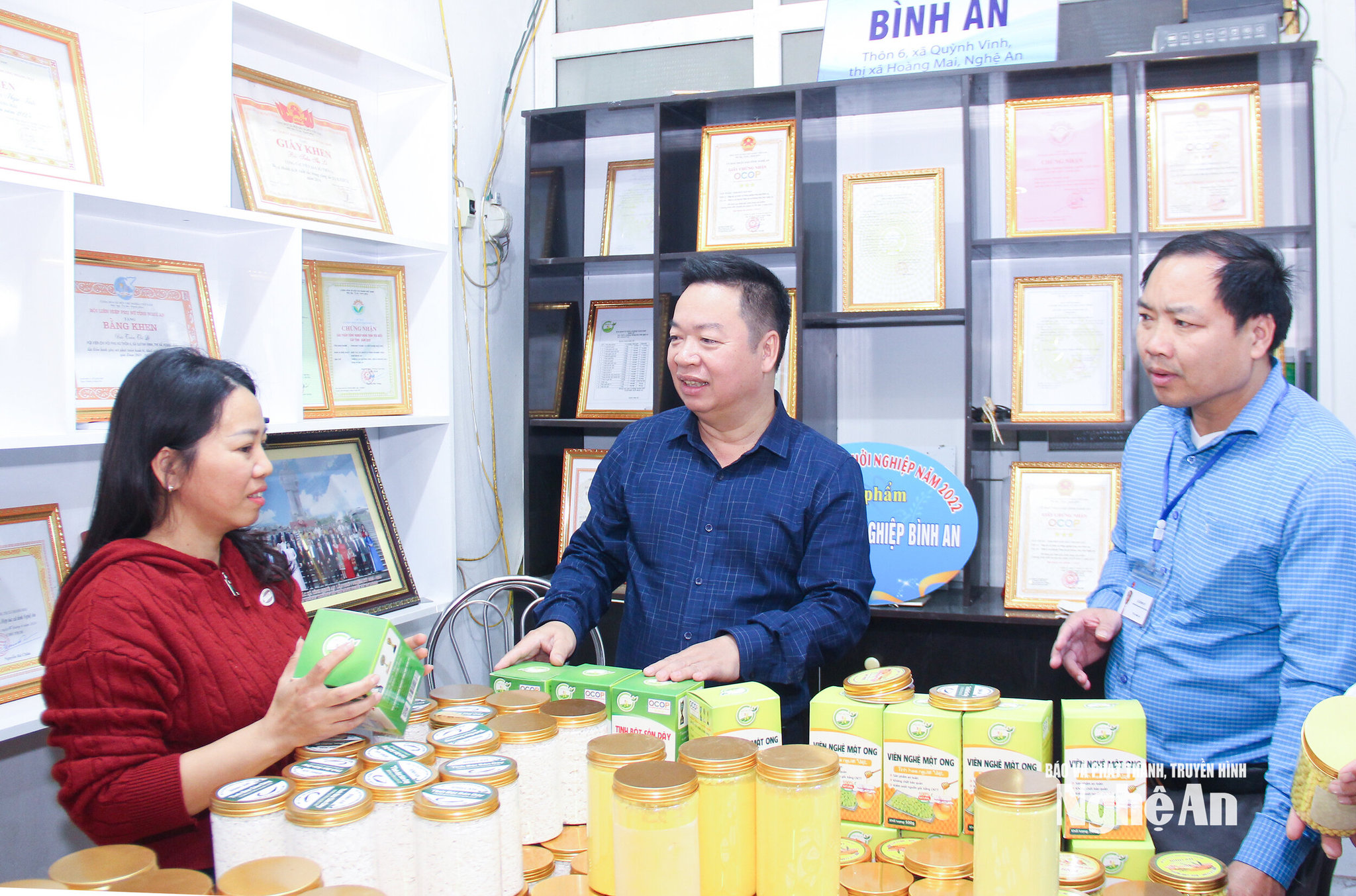  Cán bộ phường Hoàng Mai tìm hiểu khả năng tiêu thụ sản phẩm OCOP trên địa bàn. Ảnh Mai Hoa