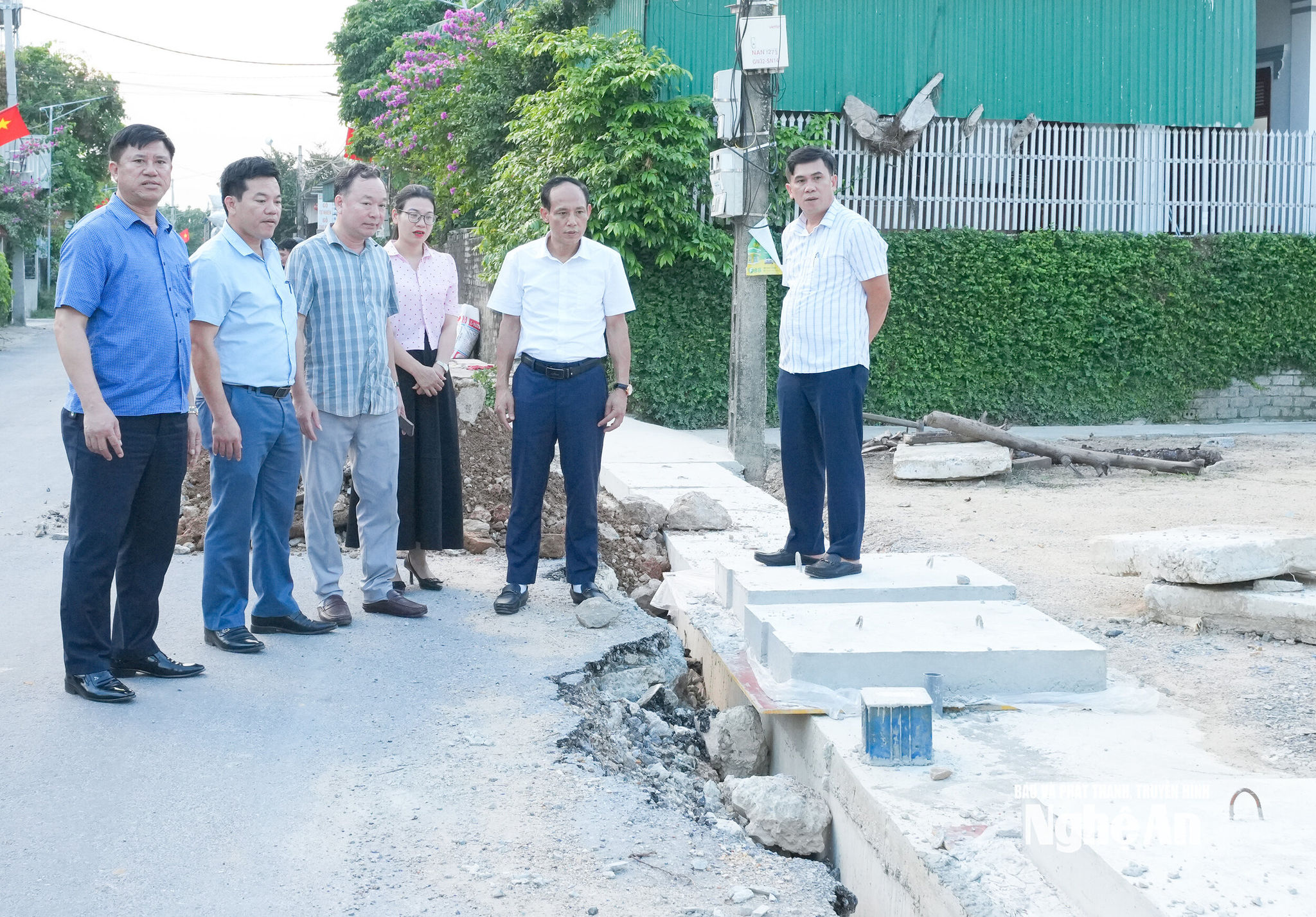  Cán bộ xã Hải Châu kiểm tra việc thi công hệ thống thoát nước trong khu dân cư. Ảnh Mai Hoa