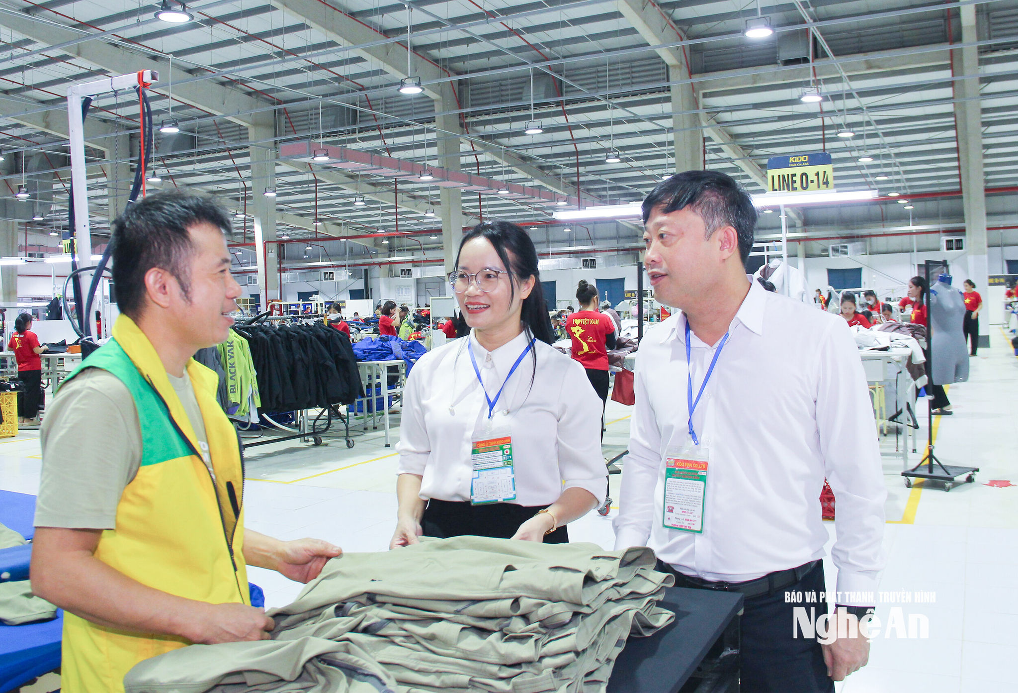  Cán bộ xã Thuần Trung khảo sát, nắm bắt điều kiện, môi trường làm việc và thu nhập của người lao động trong cơ sở may mặc trên địa bàn xã. Ảnh Mai Hoa