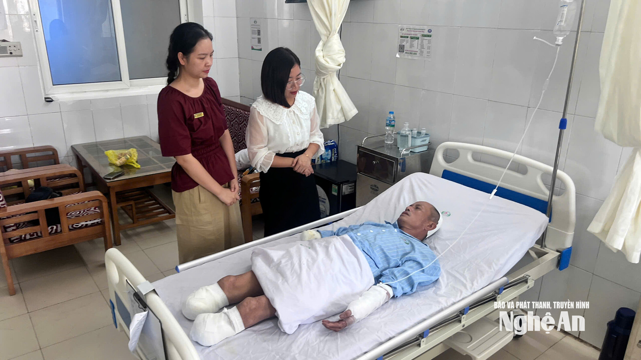 Đại diện bệnh viện Hữu nghị đa khoa tỉnh thăm hỏi, động viên anh Thạch. Ảnh Ngọc Dũng