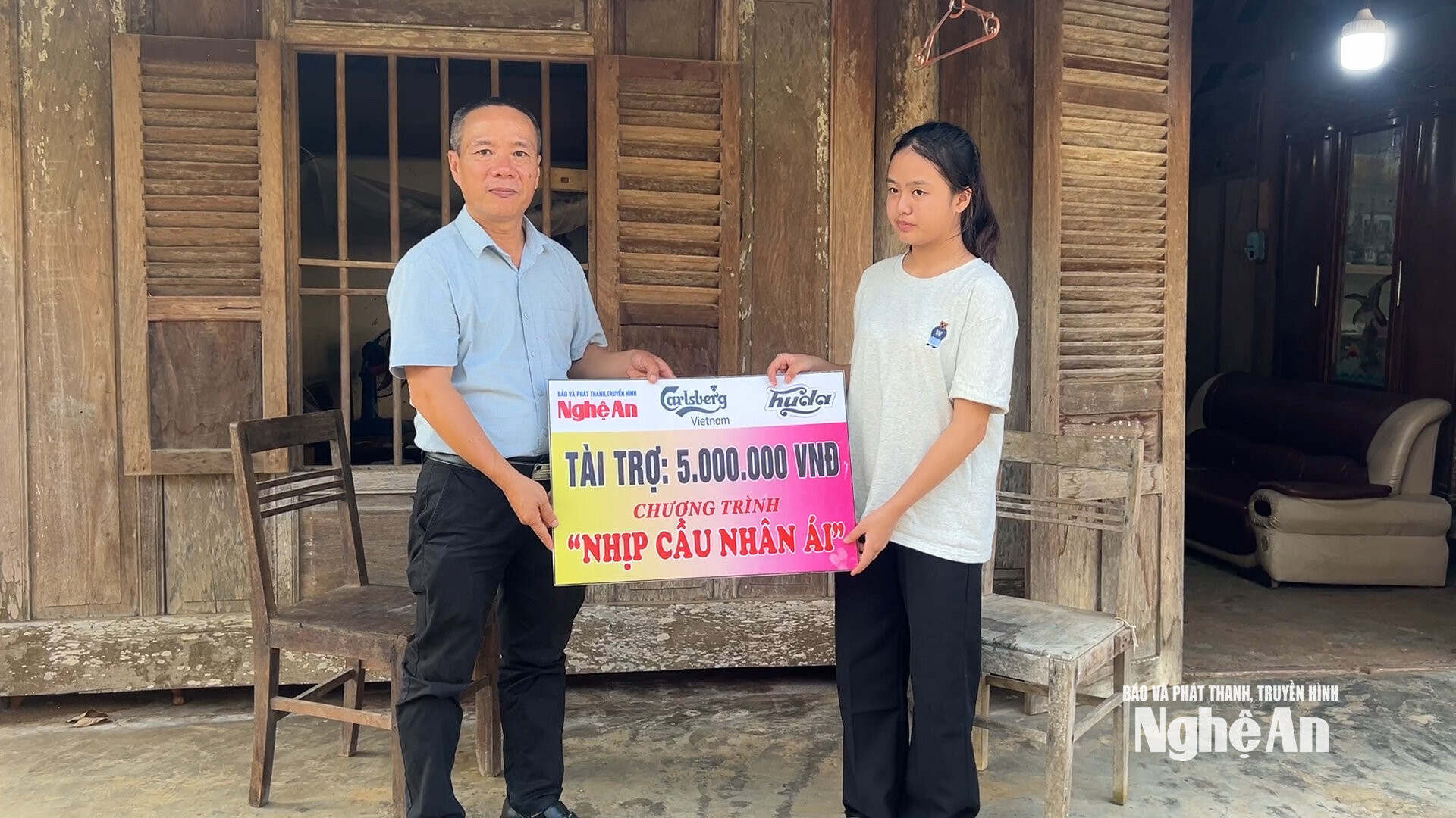 Nhãn hàng bia huda hỗ trợ khẩn cấp cho bố con anh Thạch 5 triệu đồng