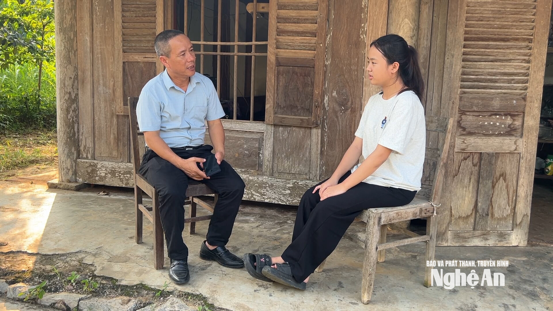 Phóng viên chương trình trò chuyện với cháu Thương