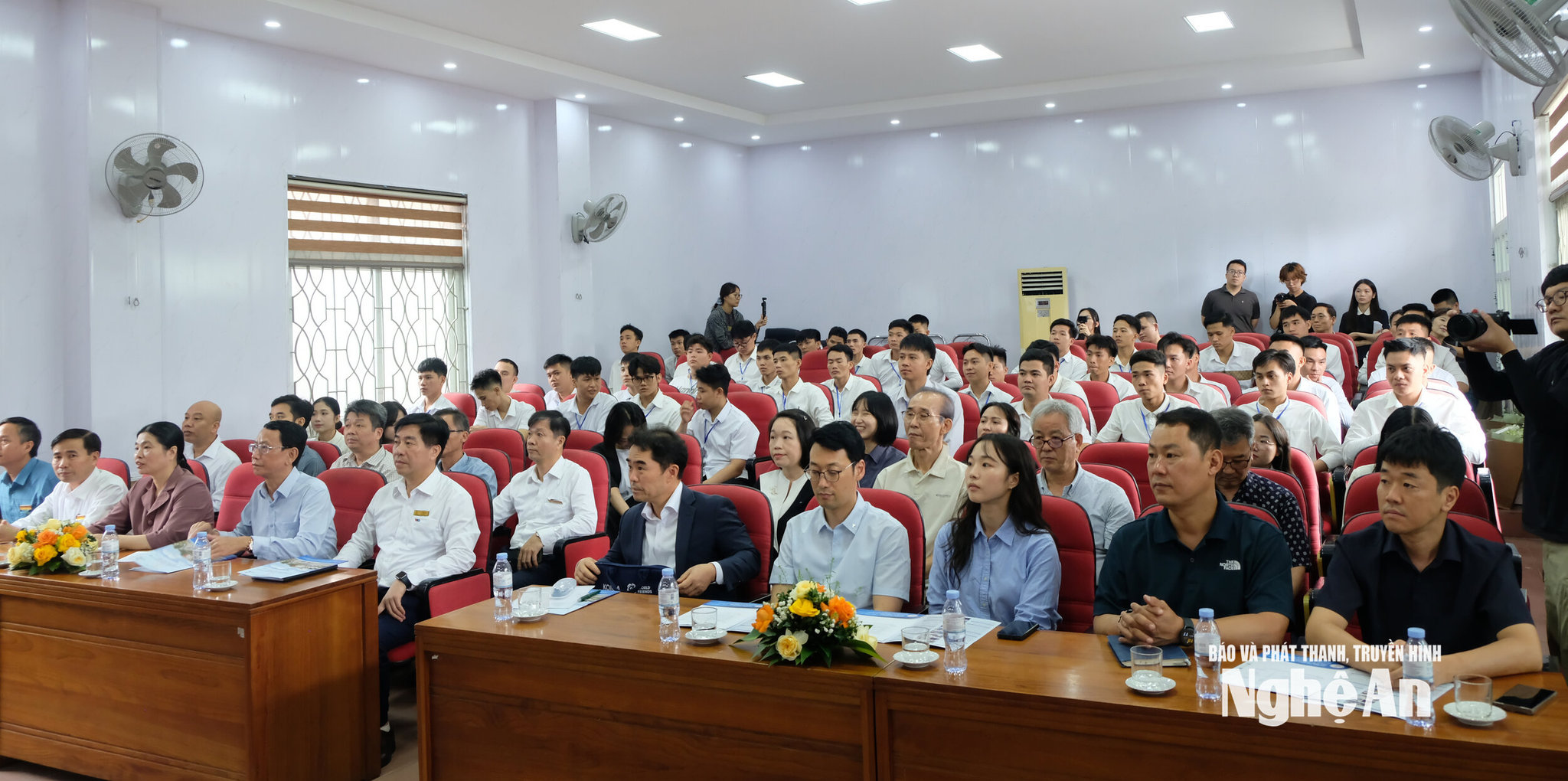 cac-hoc-vien-tham-gia-be-giang-khoa-dao-tao-ngoai-ngu-va-dinh-huong-cho-lao-dong-theo-dien-e7-03-tai-truong-cao-dang-ktcn-viet-nam-han-quoc-anh-thanh-nga-.jpg