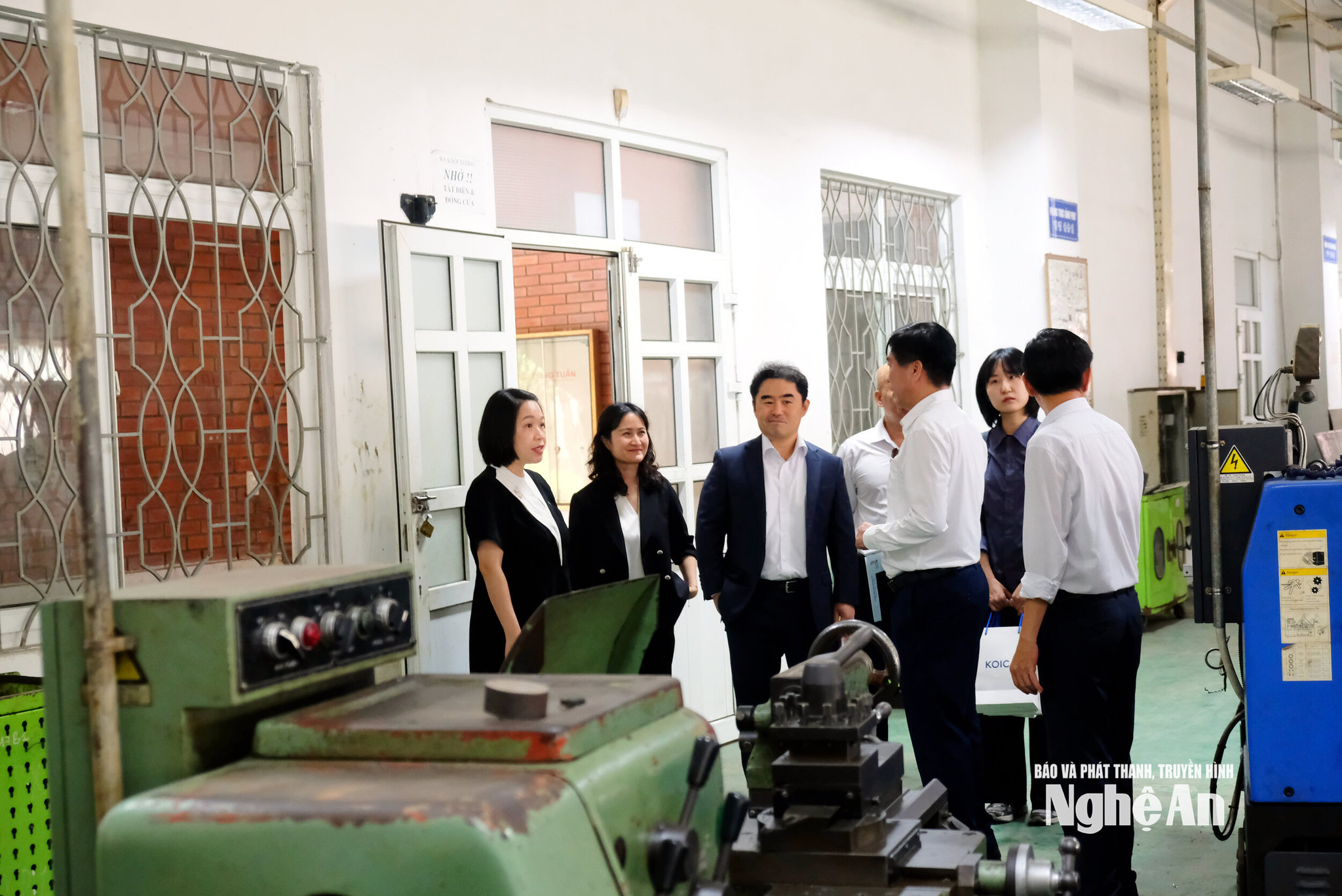 Đại diện các phái cử phía Hàn Quốc tham quan các mô hình đào tạo tại Trường Cao đẳng KTCN Việt Nam - Hàn Quốc. Ảnh: Thanh Nga