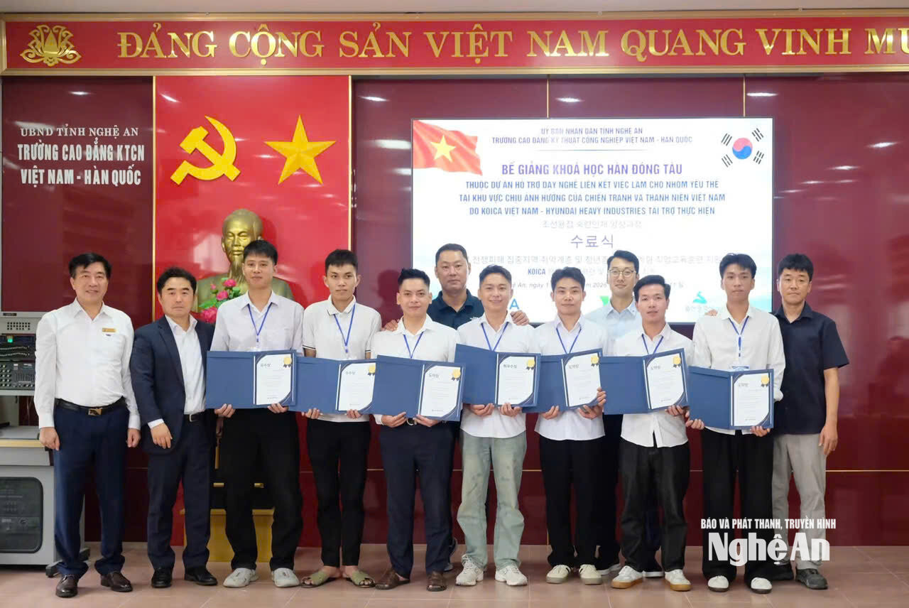 lao-dong-co-ky-nang-tot-tay-nghe-gioi-duoc-trao-thuong-tai-buoi-be-mac-khoa-dao-tao-dinh-huong-va-ngoai-ngu-cho-lkao-dong-di-han-quoc-theo-dien-e7-03.jpg