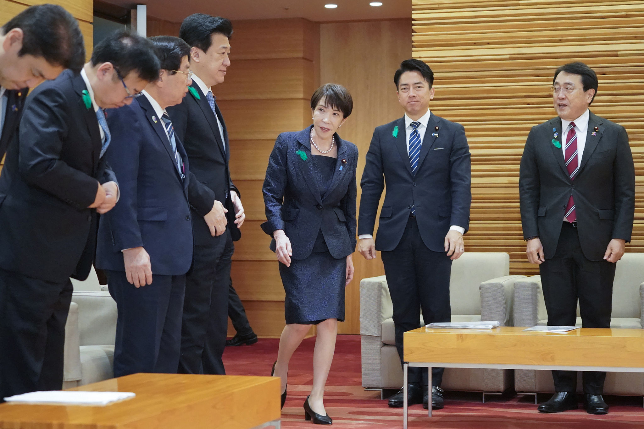 Thủ tướng Nhật Bản Sanae Takaichi (giữa) tham dự một cuộc họp nội các tại Phủ Thủ tướng ở Tokyo vào ngày 21 tháng 4 năm 2026. Ảnh: JIJI PRESS / AFP