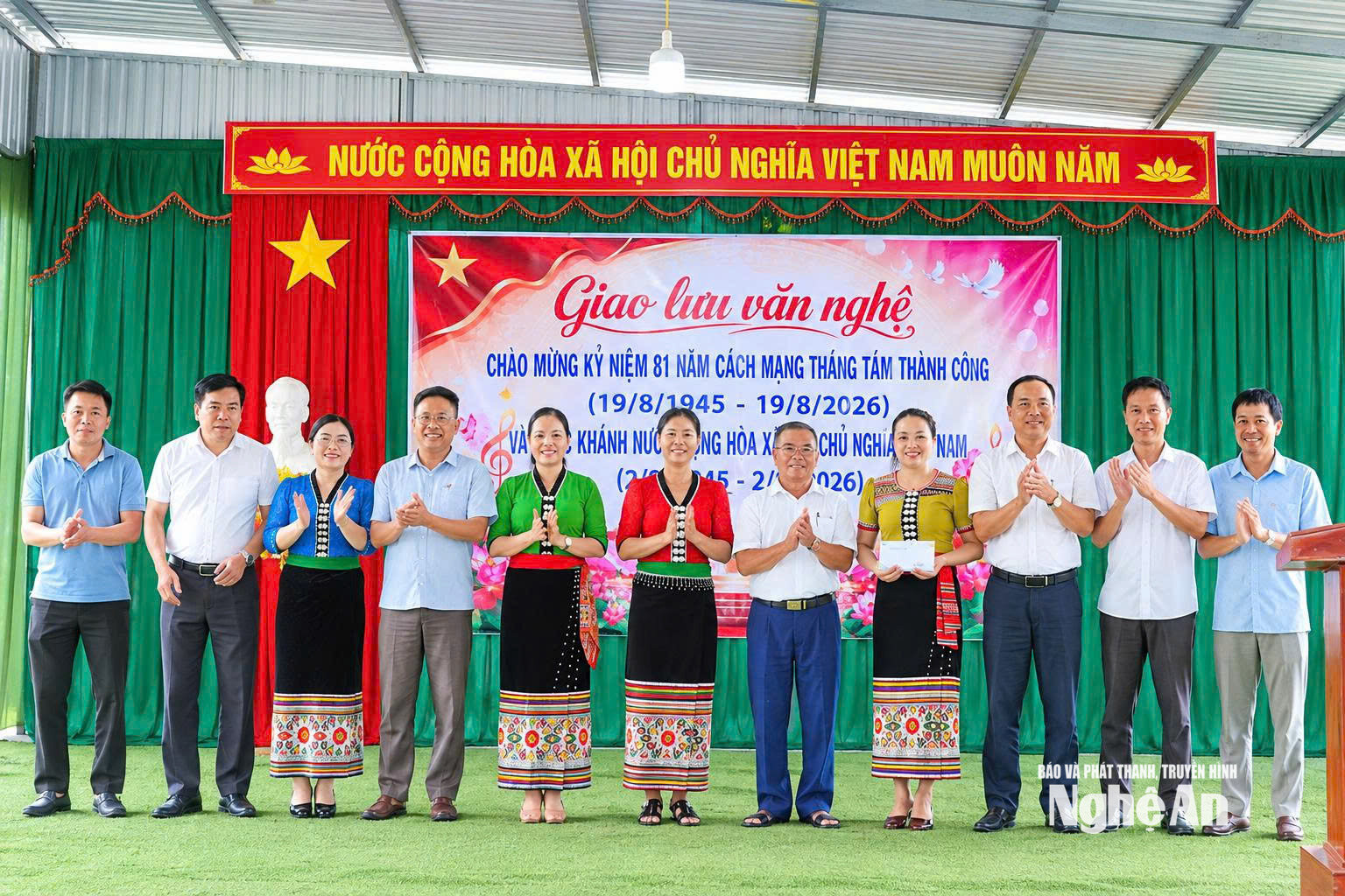 Chị Vi Thị Phượng ( thứ tư phải sang) nhận khen thưởng cho xóm Đại Cường trong giao lưu văn nghệ. Ảnh CSCC