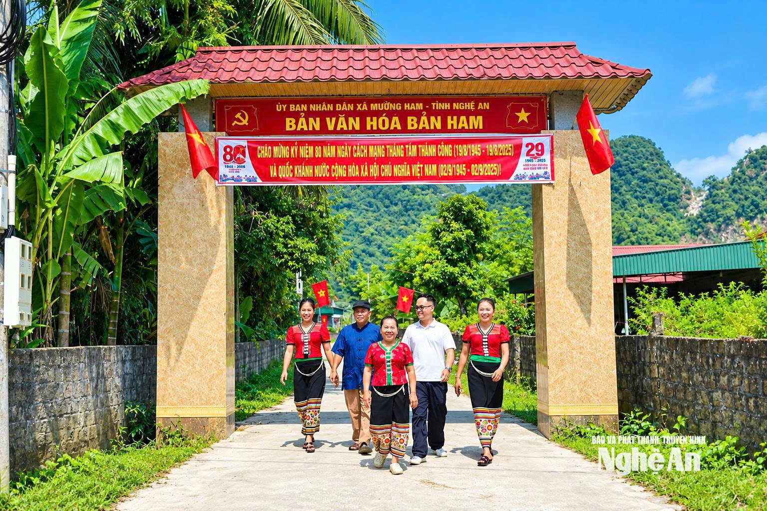 Dưới sự dẫn dắt của 'đầu tàu' Vi Thị Phượng cảnh quan làng bản ngày càng khang trang. Ảnh TP