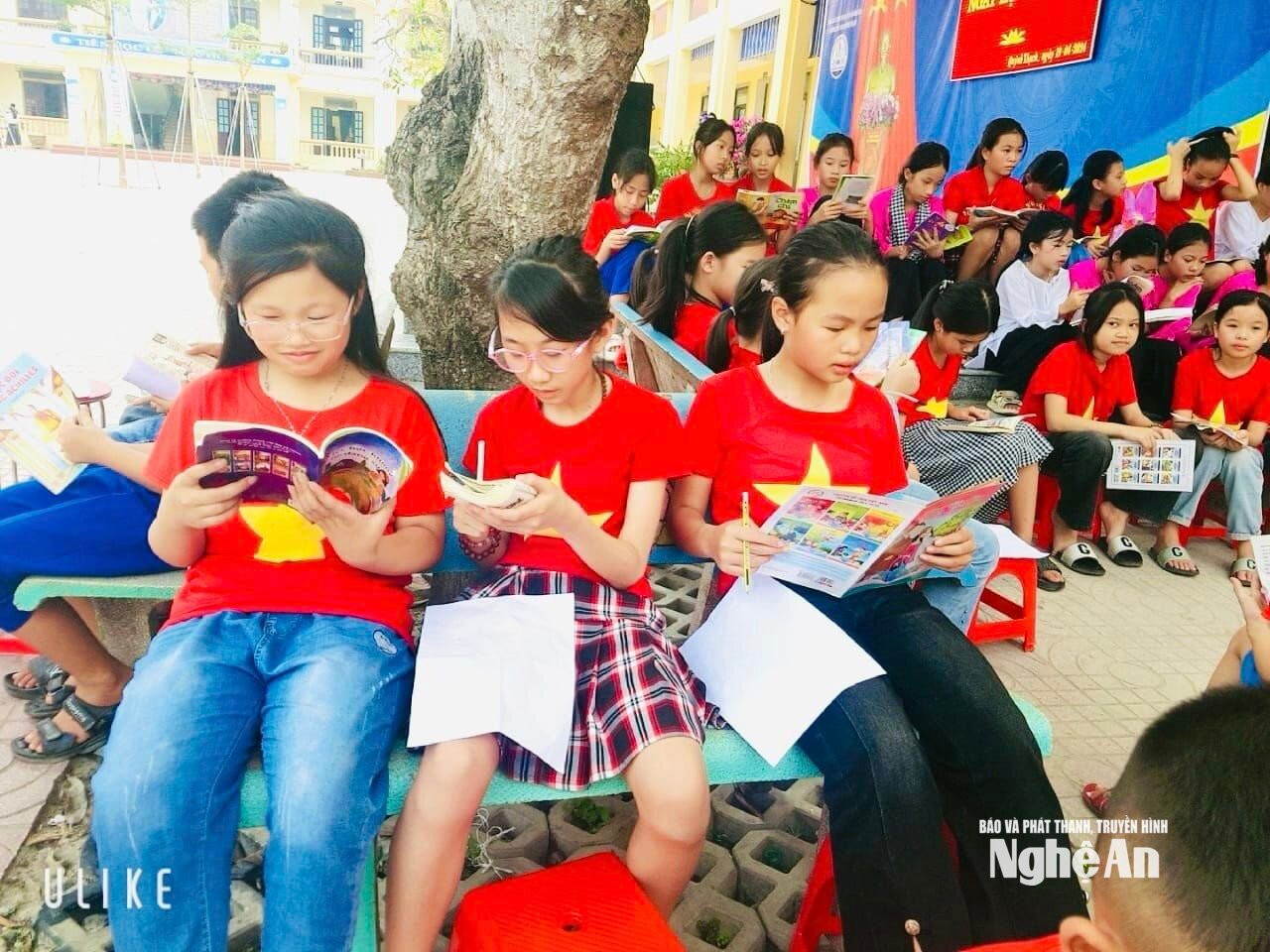 Học sinh Trường Tiểu học Quỳnh Thạch tham gia Ngày hội đọc sách. Ảnh Thu Hương