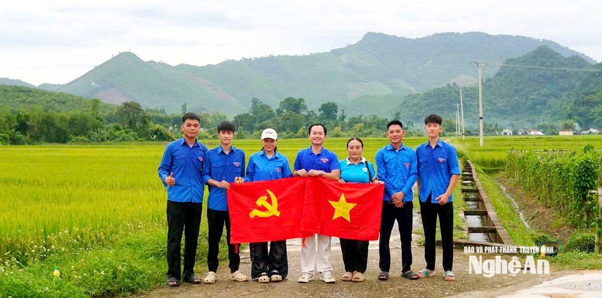Thanh niên xóm Đại Cường treo cờ Đảng, cờ tổ quốc dọc các tuyến đường. Ảnh CSCC