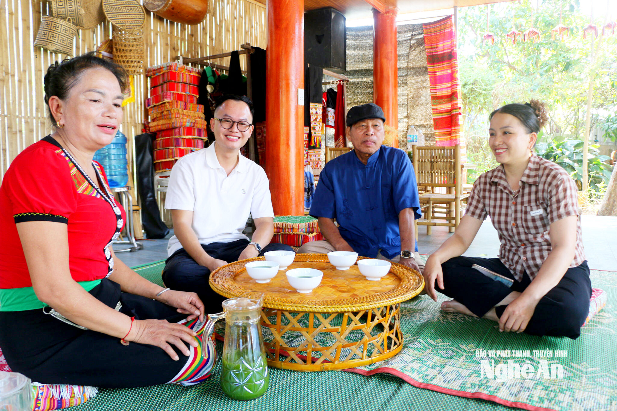 Xóm trưởng Vi Thị Phượng (ngoài cùng bên phải trao đổi với người dân trong bản). Ảnh GH