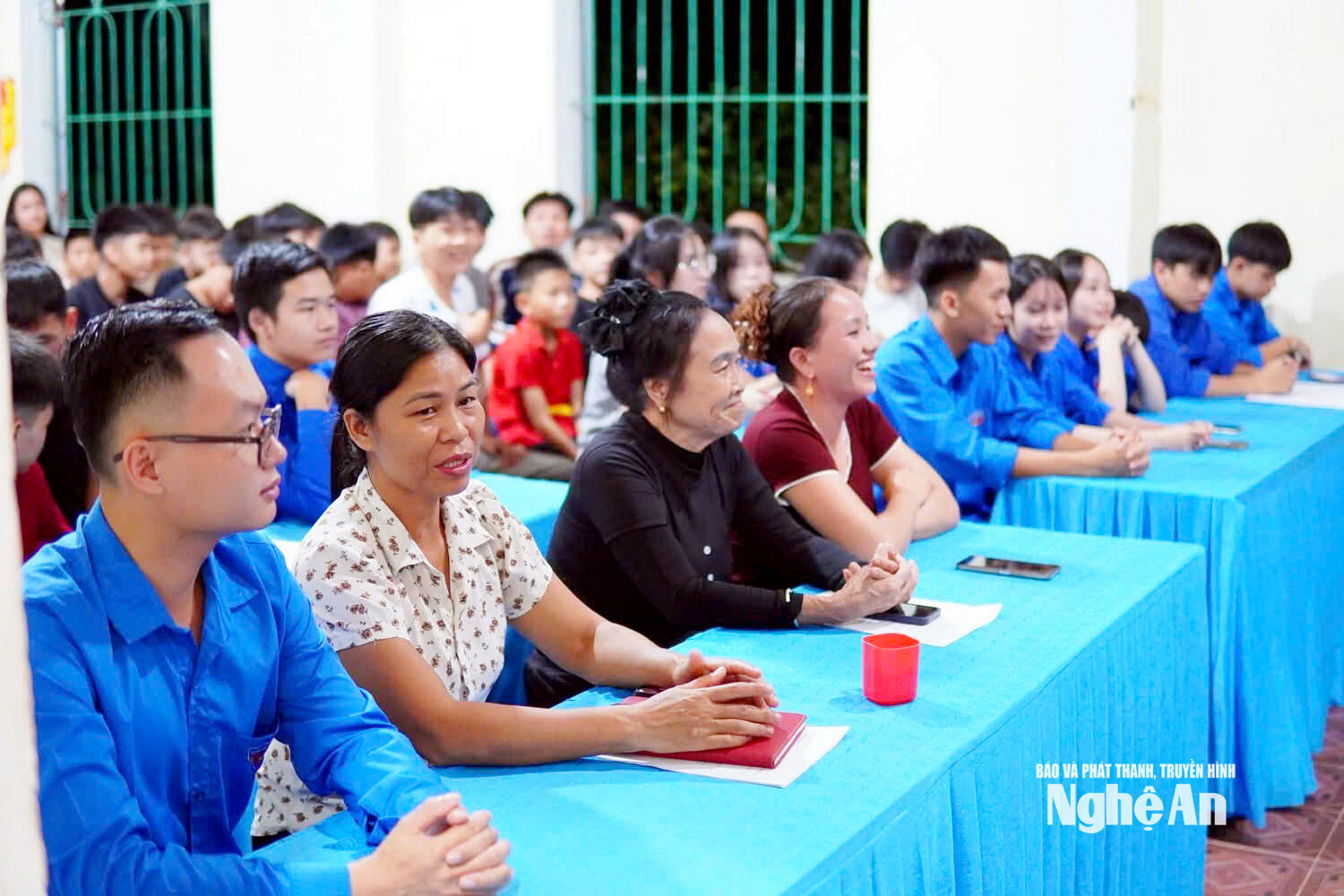 XÓm trưởng Vi Thị Phượng ( thứ 4 trái sang) dự sinh hoạt của chi đoàn thanh niên xóm Đại Cường. Ảnh CSCC