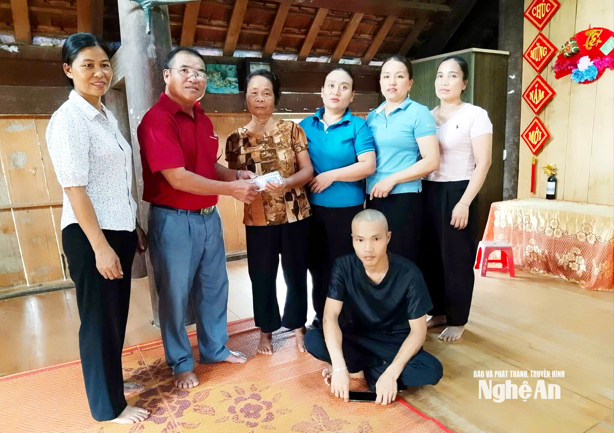 Xóm trưởng Vi THị Phượng ( thứ hai phải sang) cùng ban công tác mặt trận xóm Đại cường trao hỗ trợ cho gia đình bà Sầm Thị Hiệp. Ảnh CSCC