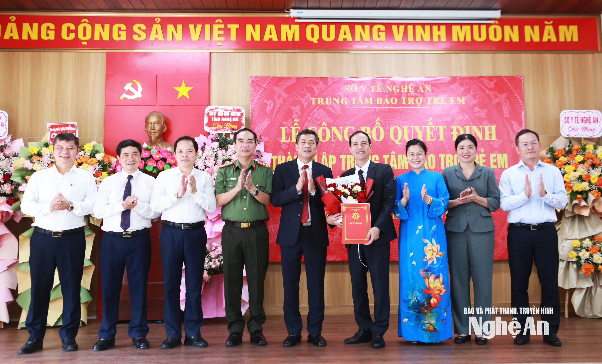 Đồng chí Lê Bá Lương - Giám đốc Làng trẻ SOS Vinh được bổ nhiệm giữ chức Giám đốc Trung tâm Bảo trợ trẻ em Nghệ An. Ảnh Hoàng Hiếu