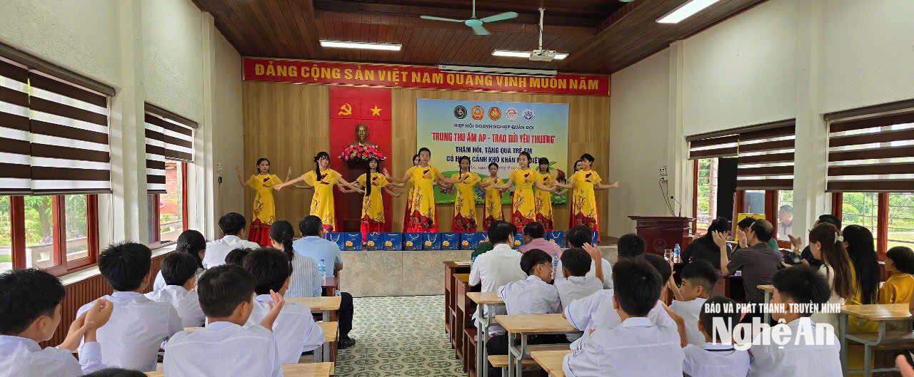 Chương trình văn nghệ “Trung thu ấm áp - Trao gửi yêu thương” của các cháu tại Trung tâm Bảo trợ trẻ em Nghệ An. Ảnh: Bùi Thọ