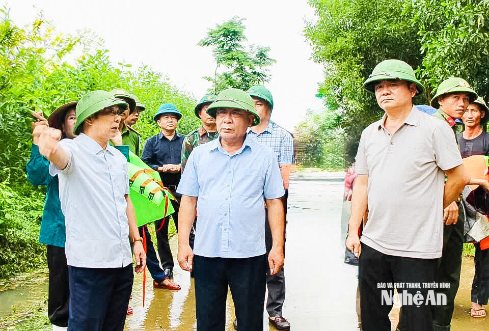Đồng chí Phó Chủ tịch UBND tỉnh Nguyễn Văn Đệ và đoàn công tác đến kiểm tra công tác ứng phó, khắc phục hậu quả mưa lớn tại xã Tân An. Ảnh: TL