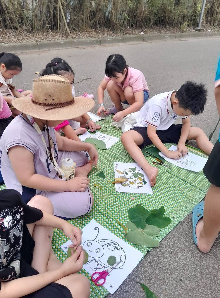 Sử dụng lá cây để tạo thành tranh trong buổi học tiếng Anh. Ảnh: NVCC
