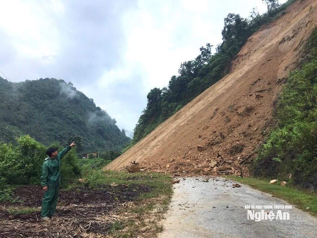 Một mảng núi lớn bất ngờ sạt xuống khu vực khe Chà Hạ, bản Huồi Pai, xã Yên Na. Ảnh: Quỳnh Như (Trung tâm Cung ứng dịch vụ công xã Yên Na)