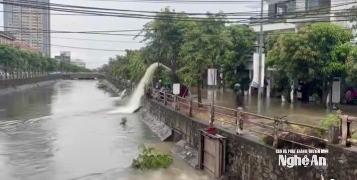 Trong trận mưa lớn vào ngày 19/9 vừa qua, đơn vị quản lý đã phải huy động máy bơm dã chiến để bơm 
