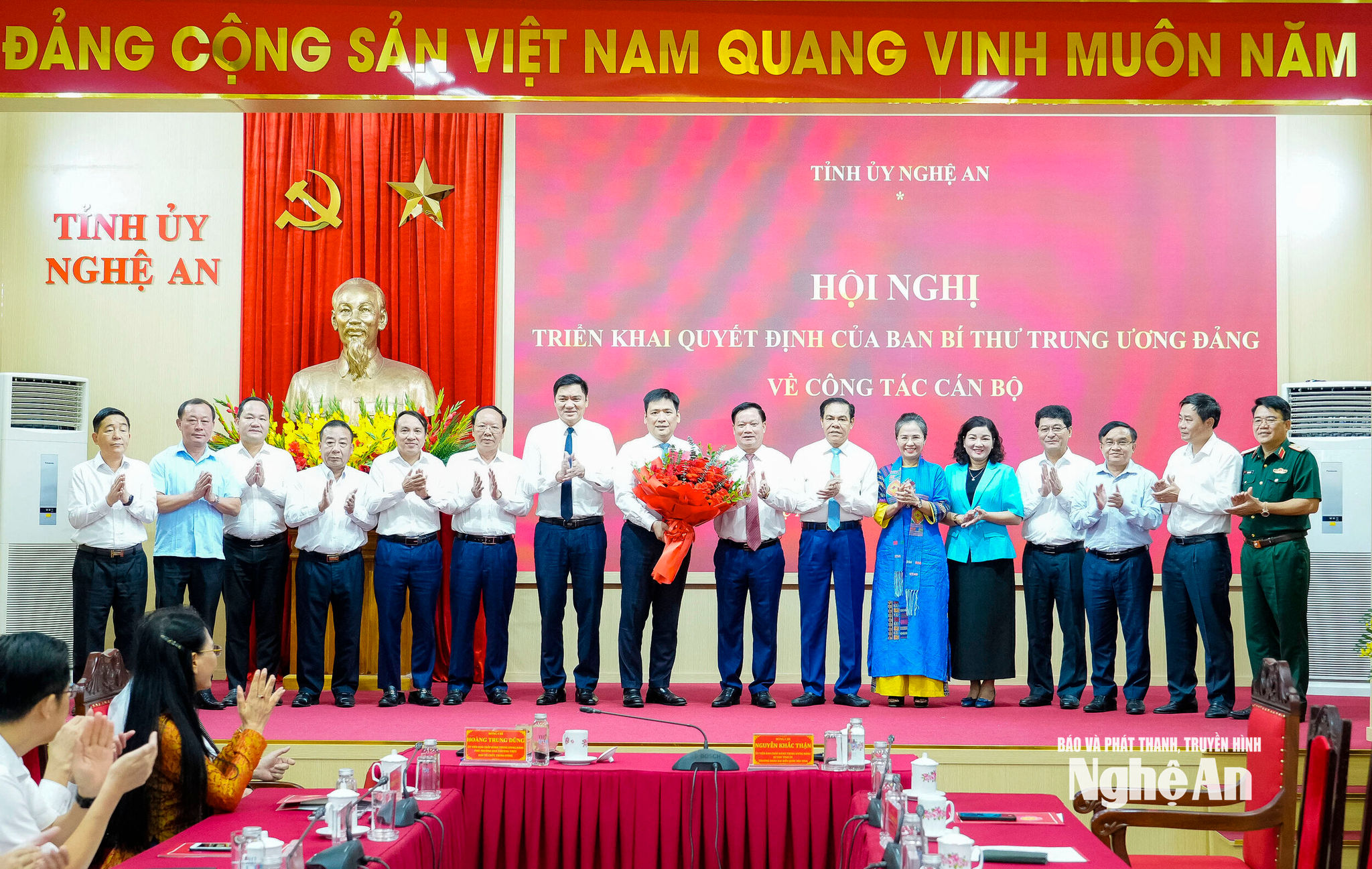 Các đồng chí Thường trực Tỉnh uỷ, Ủy viên Ban Thường vụ Tỉnh uỷ tặng hoa chúc mừng đồng chí Nguyễn Thanh Bình. Ảnh: Phạm Bằng