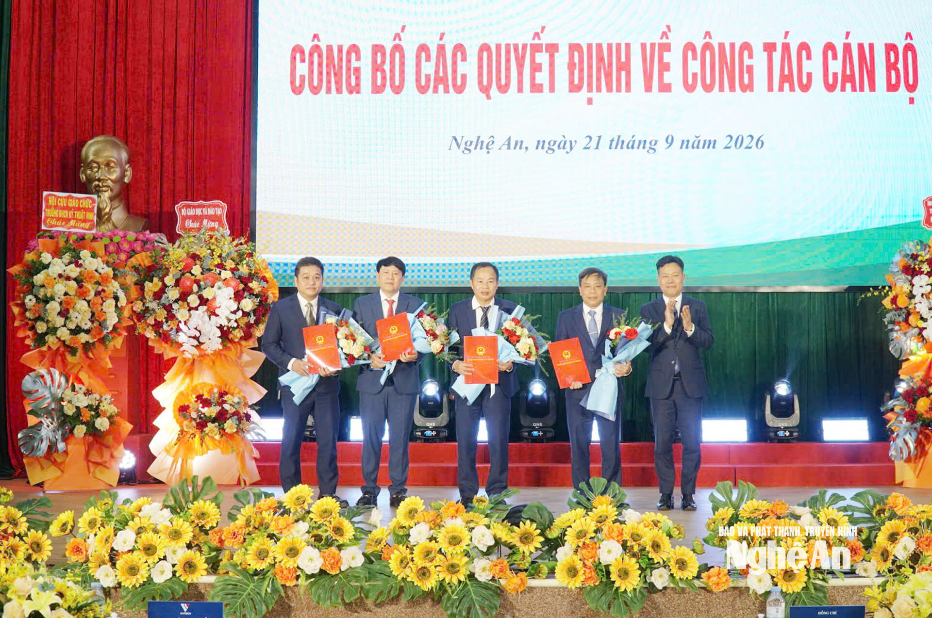 Thứ trưởng Bộ Giáo dục và Đào tạo Lê Quân trao các quyết định về công tác cán bộ. Ảnh PV