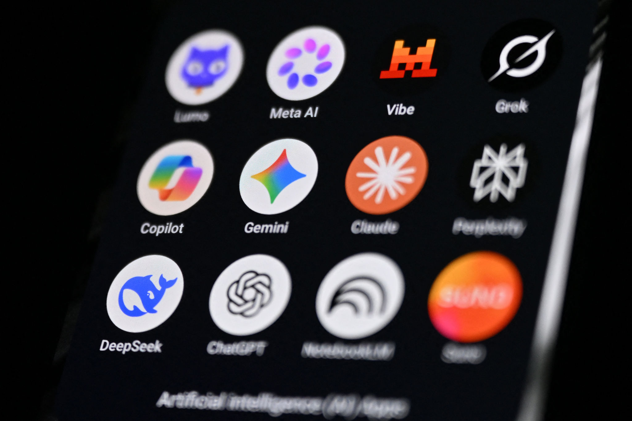 Biểu tượng của các ứng dụng AI hàng đầu hiện nay như Meta AI, Grok, Copilot, Gemini, Claude, Deepseek, ChatGPT... hiển thị trên điện thoại di động. Ảnh AFP