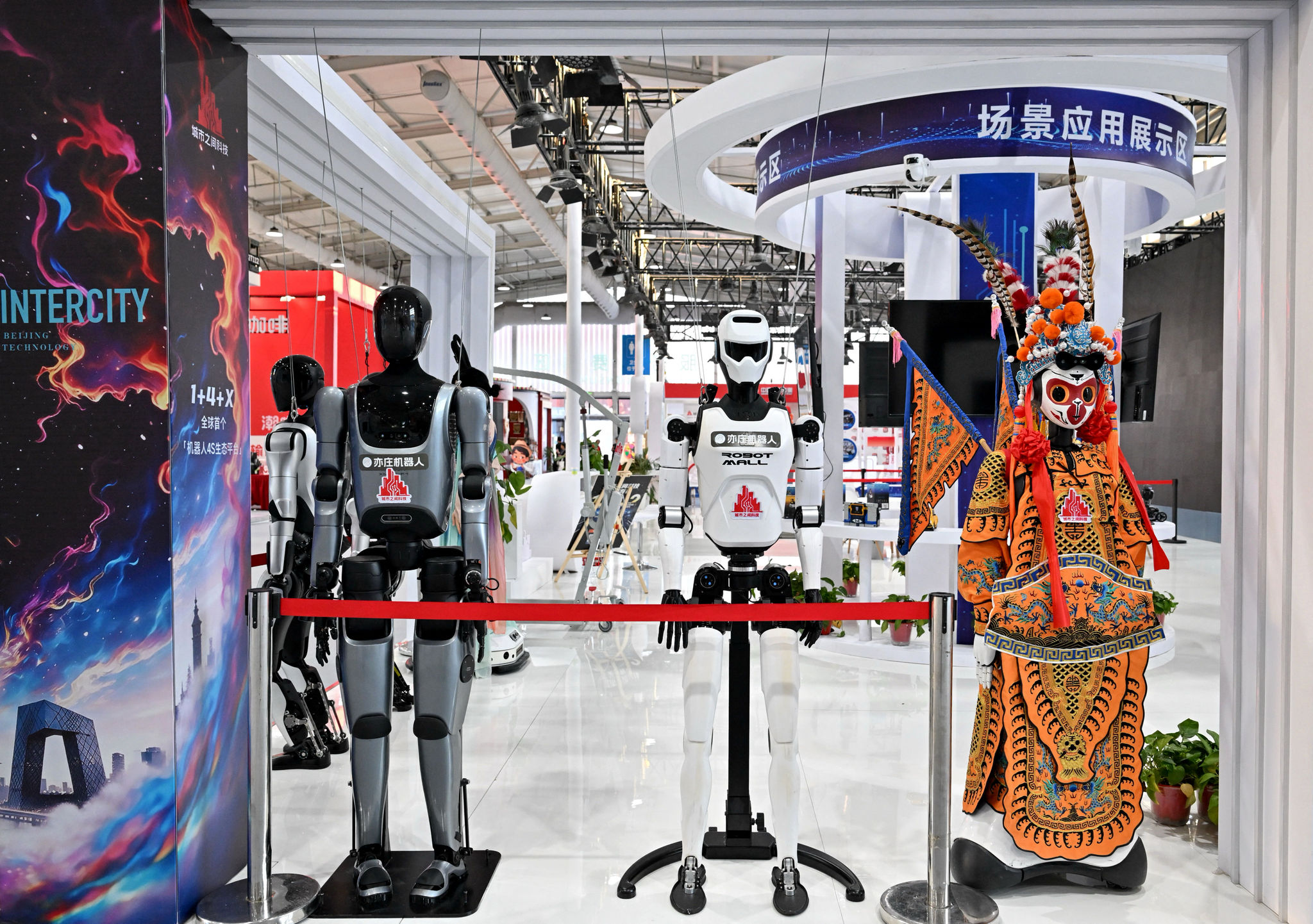 Các robot hình người được trưng bày tại Hội chợ Thương mại Dịch vụ Quốc tế Trung Quốc (CIFTIS) ở Bắc Kinh ngày 10_09_2026